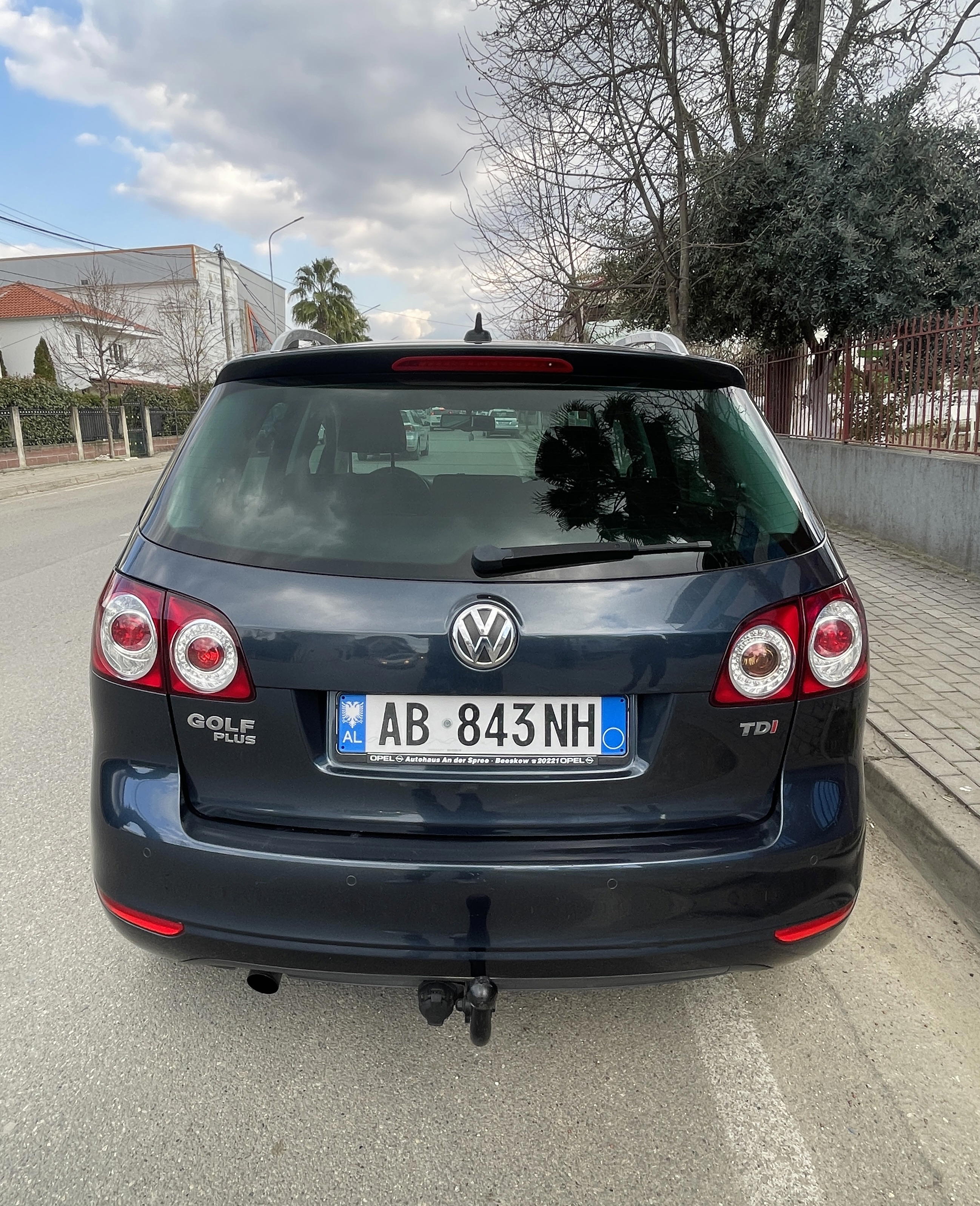 Volkswagen Golf - side view