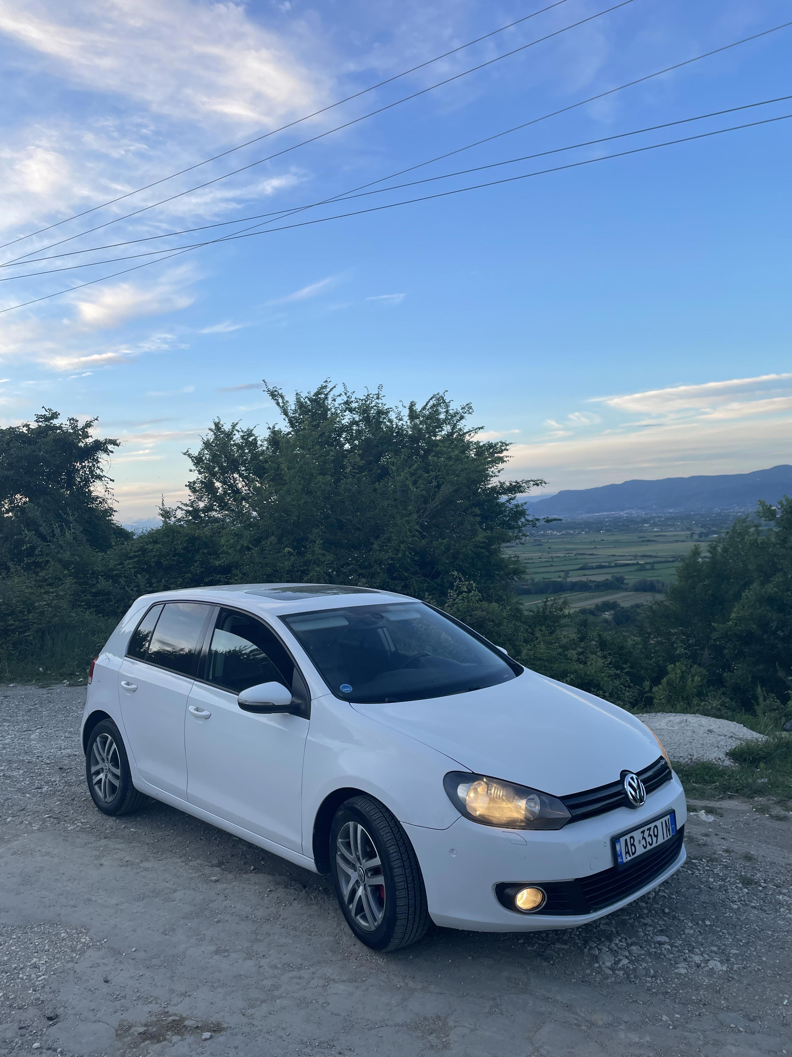 Volkswagen Golf - side view