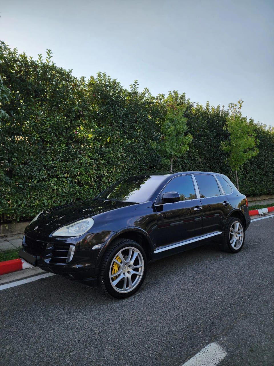 Porsche Cayenne - side view