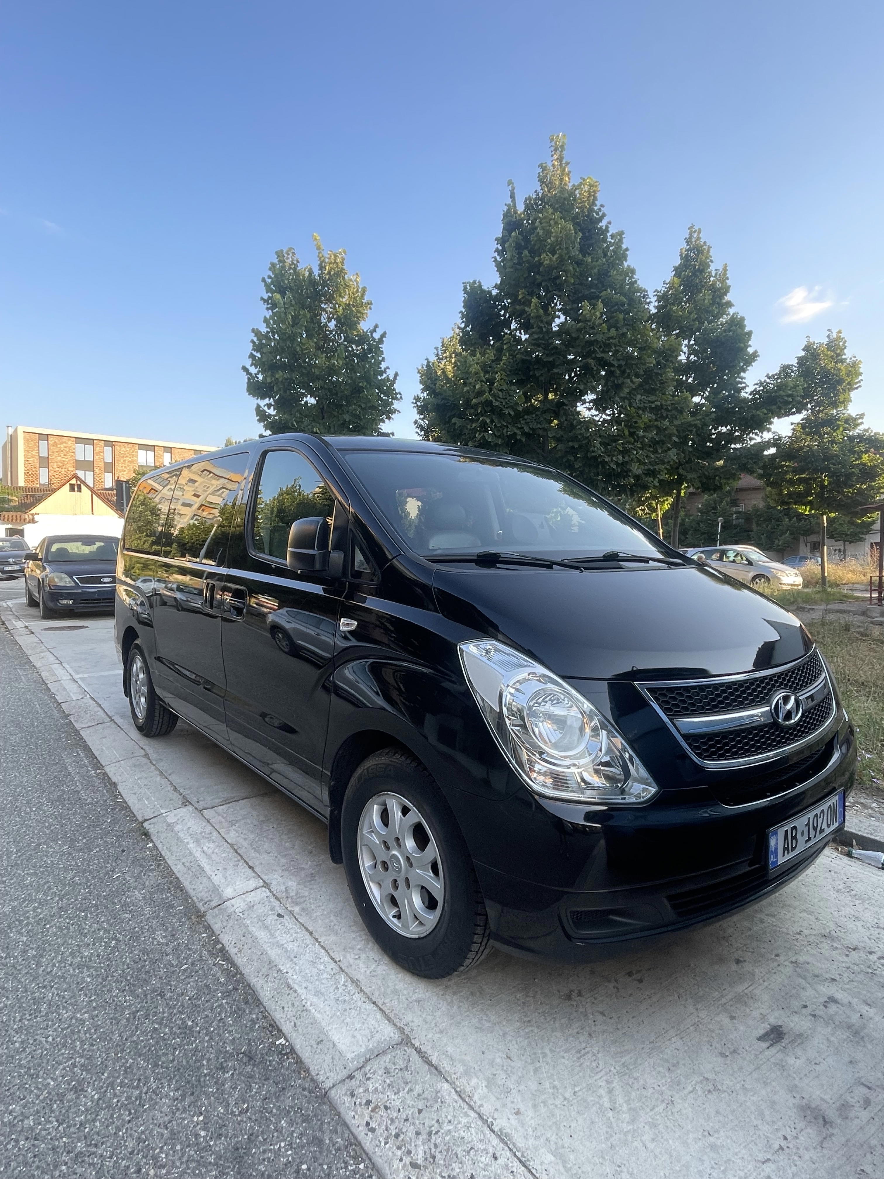 Hyundai Starex - side view