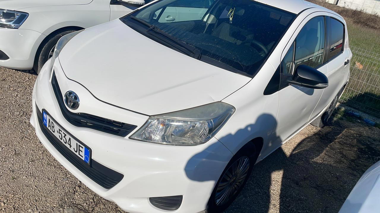 Toyota Yaris - side view