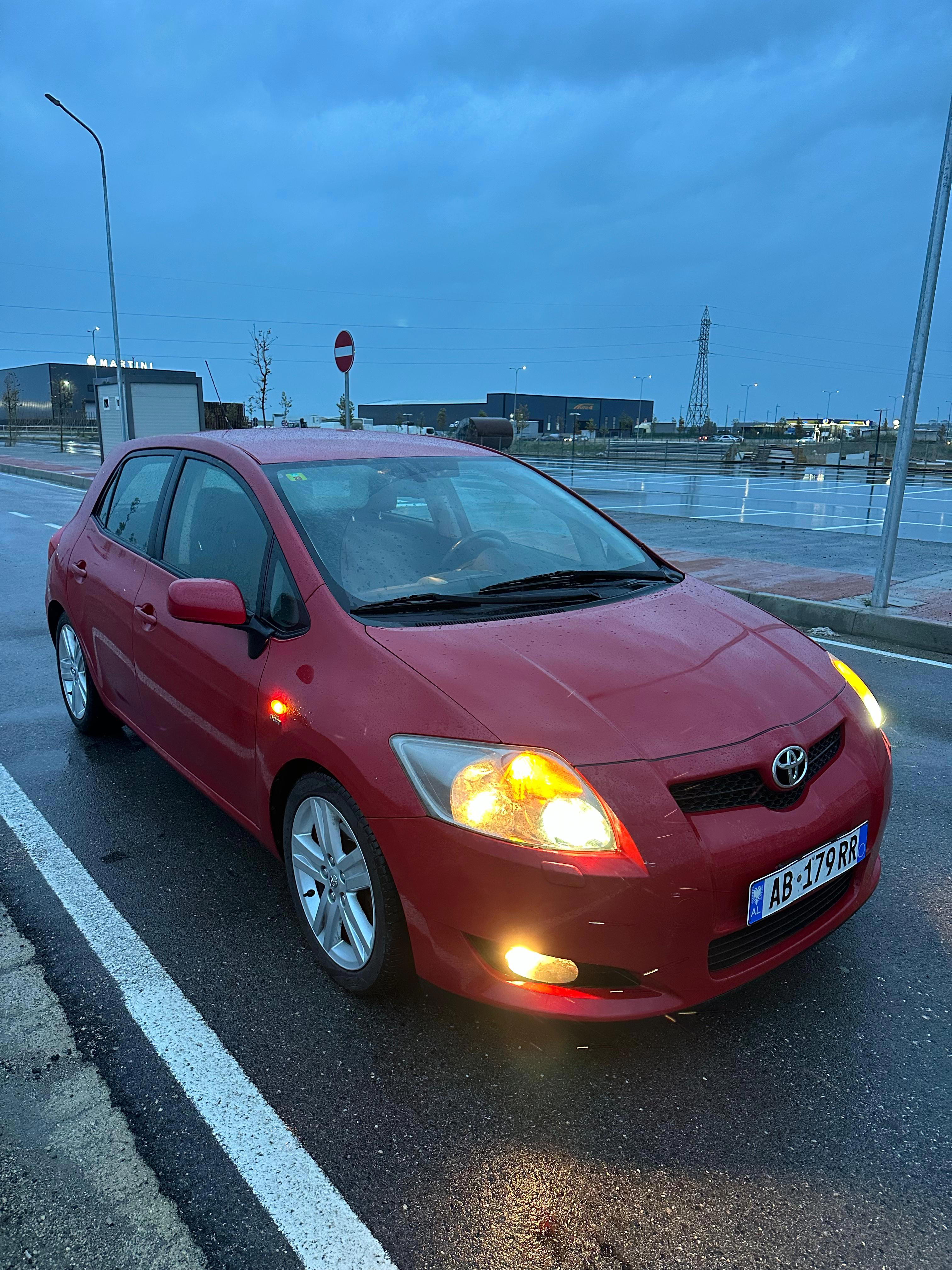 Toyota Auris - side view