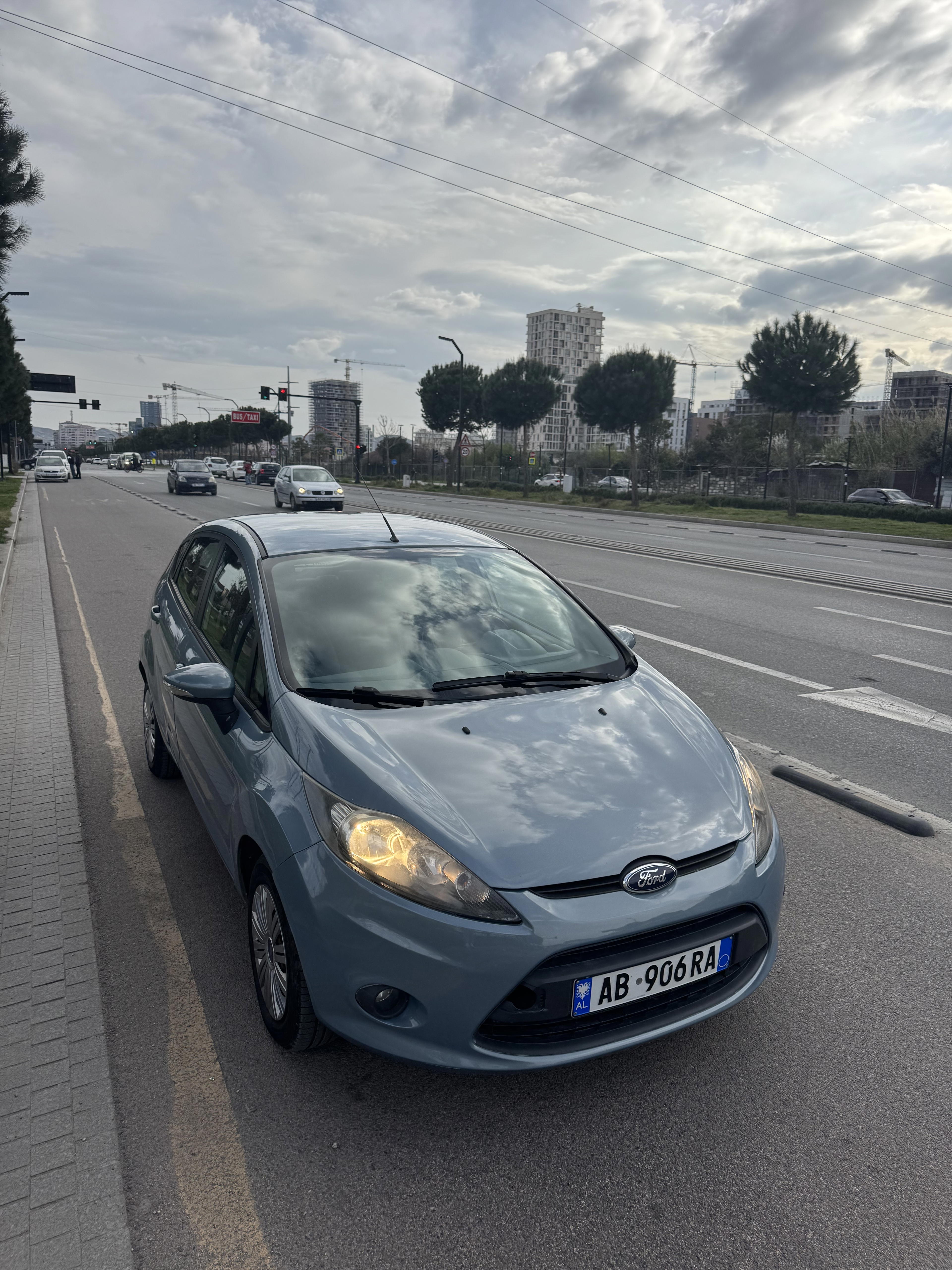 Ford Fiesta - side view