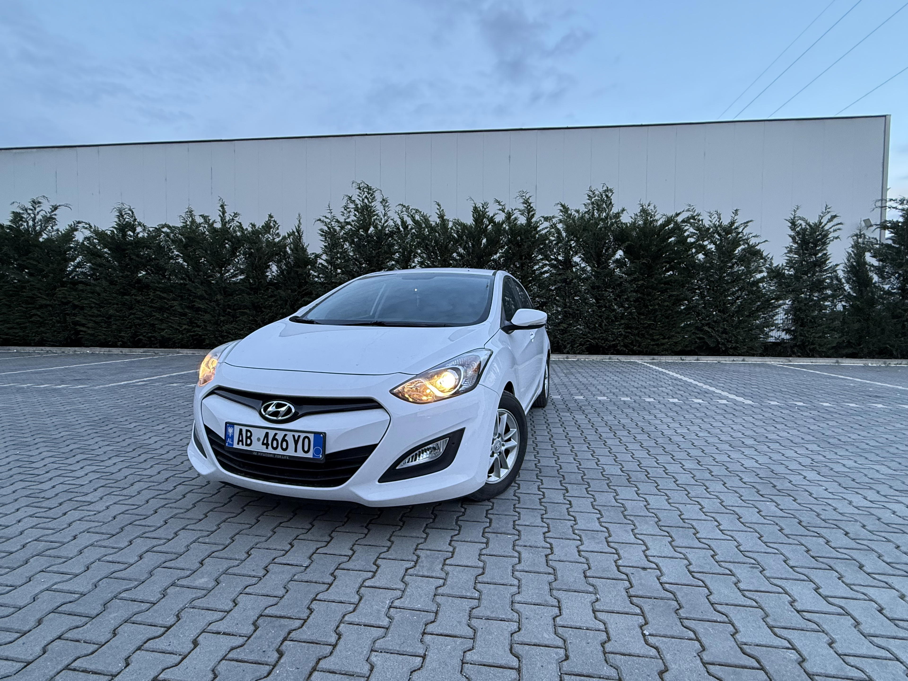 Hyundai I30 - side view