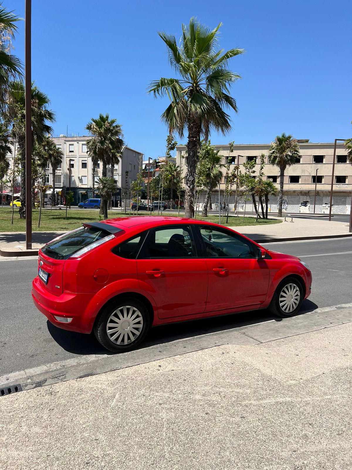 Ford Focus - side view