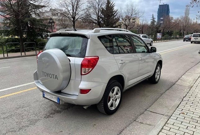 Toyota RAV4 - side view