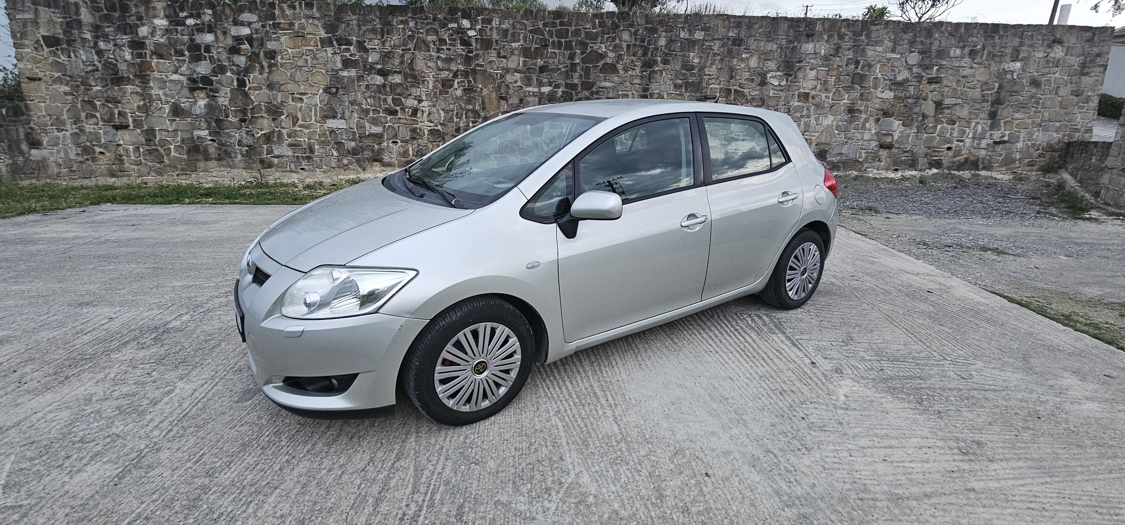 Toyota Auris - side view