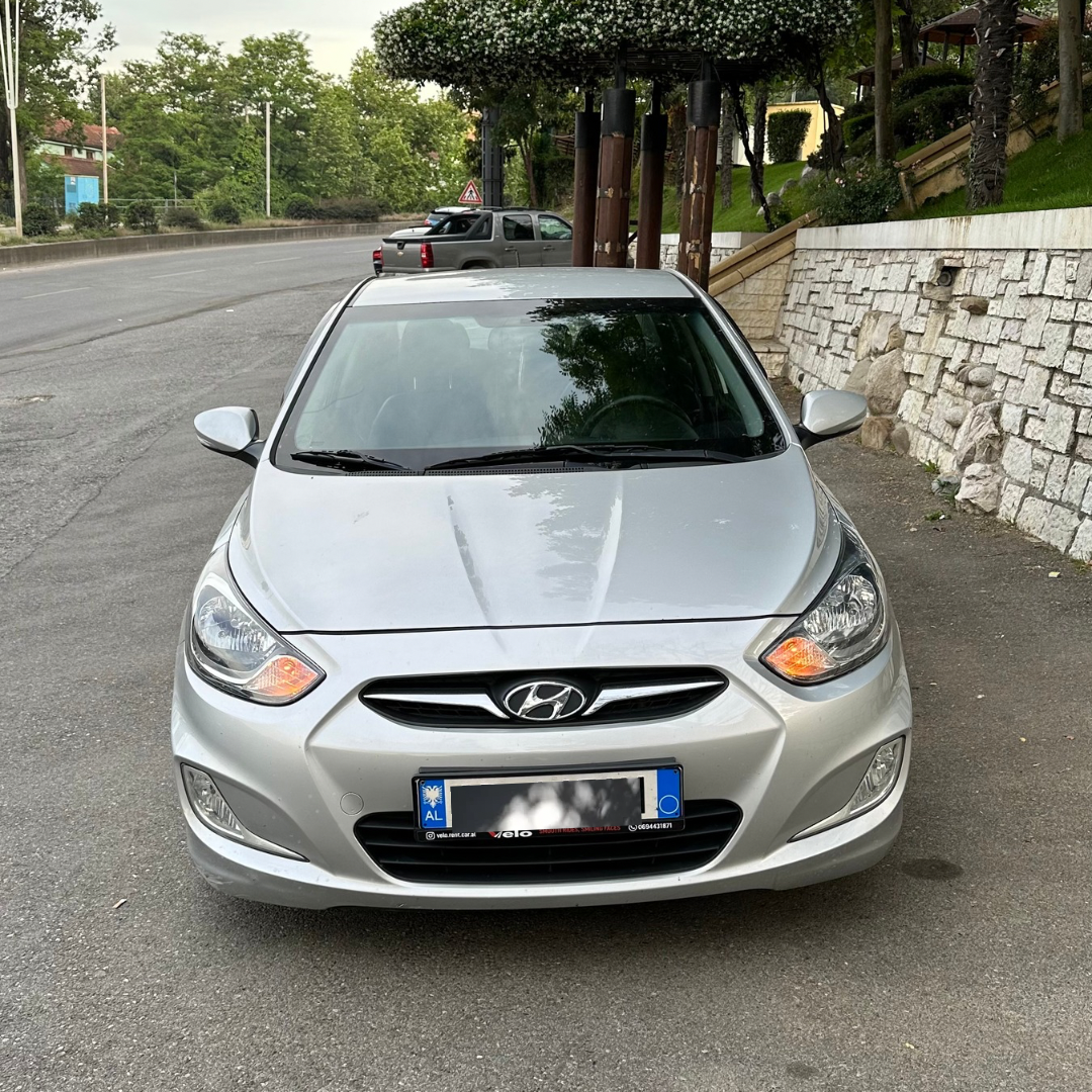 Hyundai Accent - side view