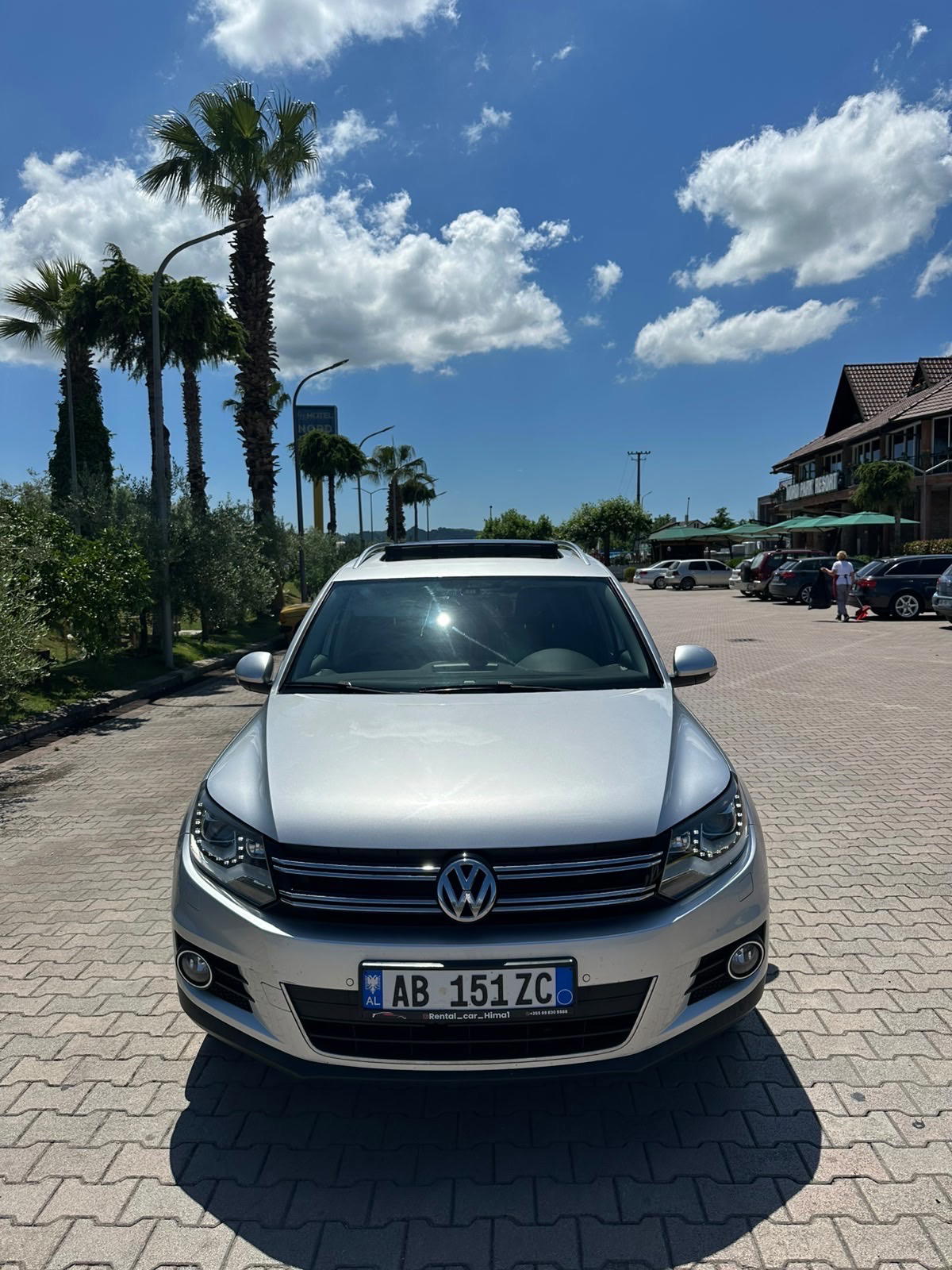 Volkswagen Tiguan - side view