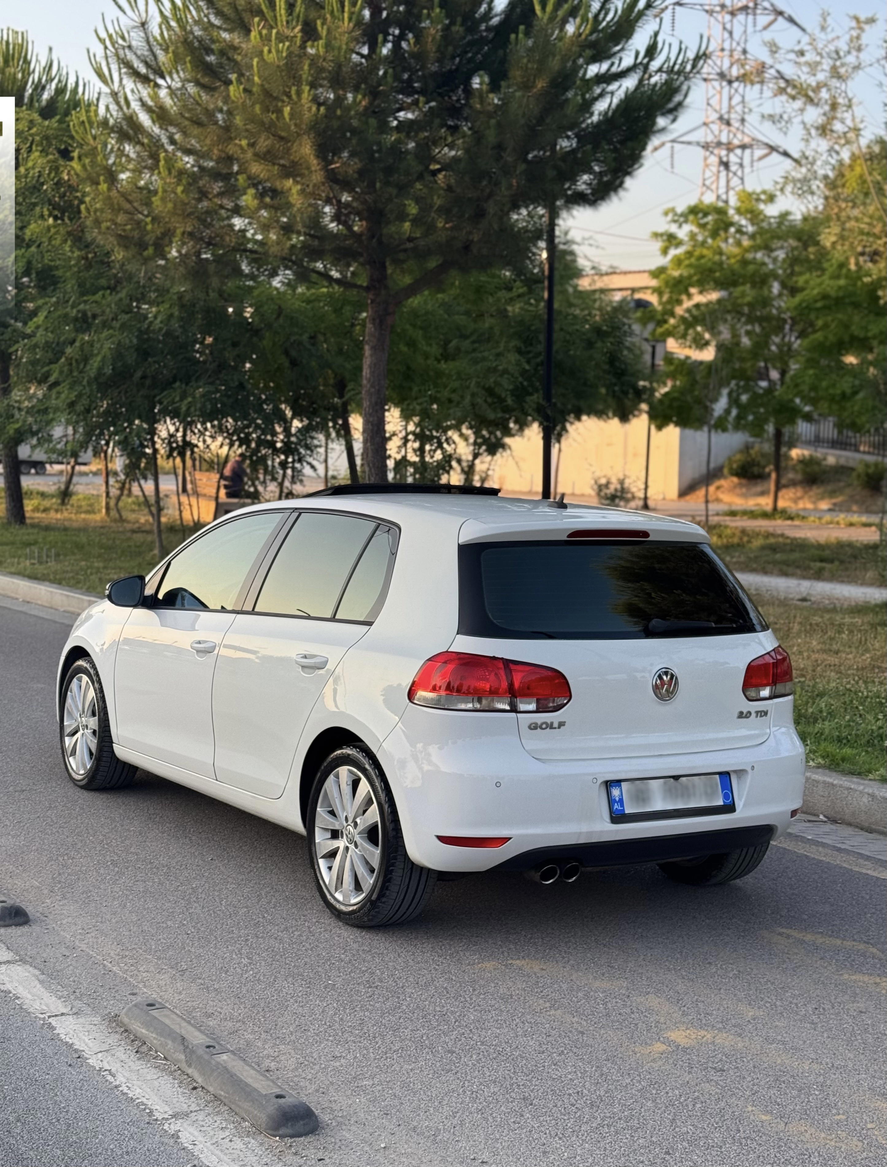 Volkswagen Golf - side view