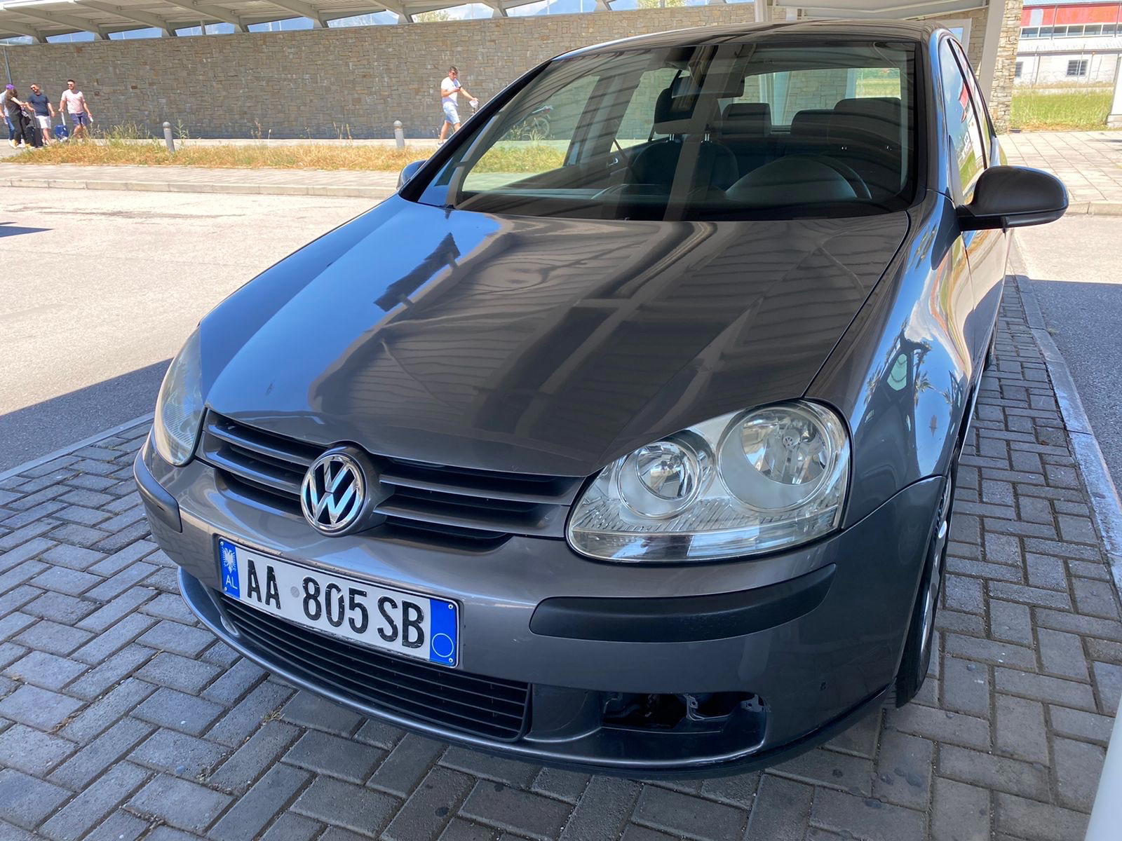 Volkswagen Golf - side view