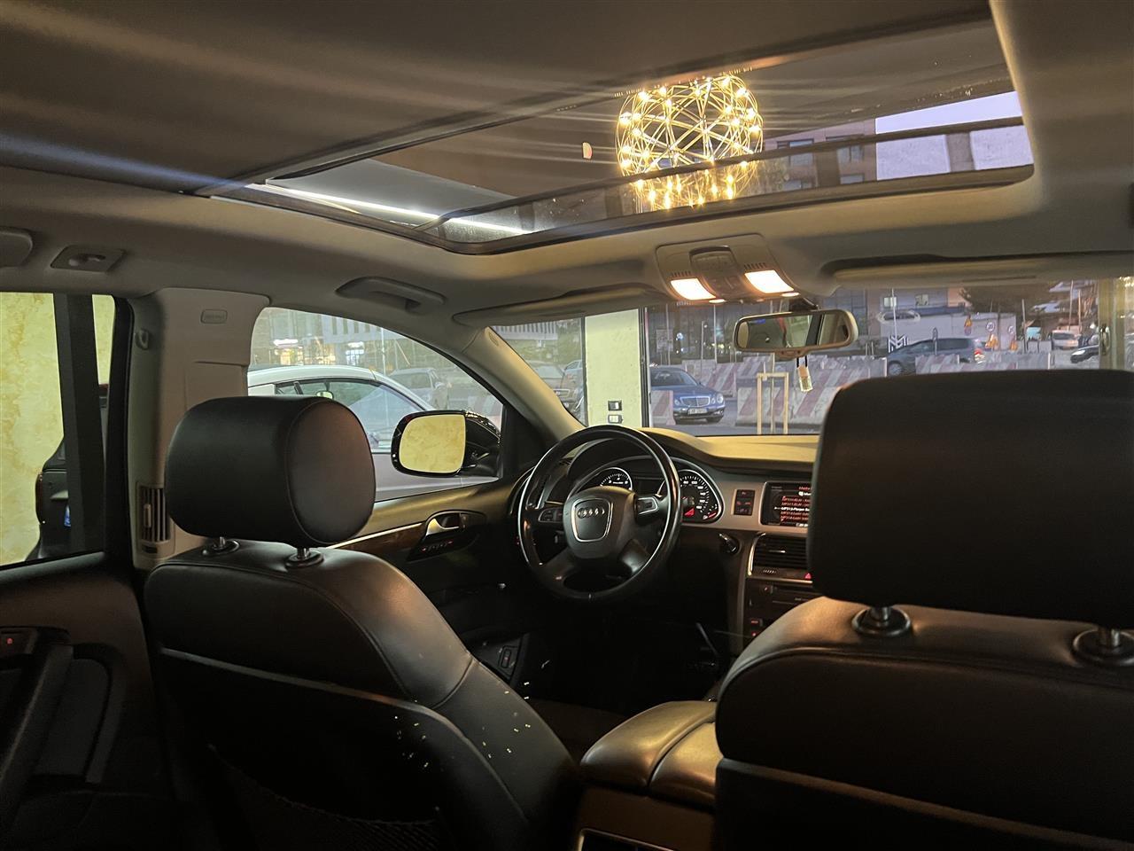 Audi Q7 - main photo