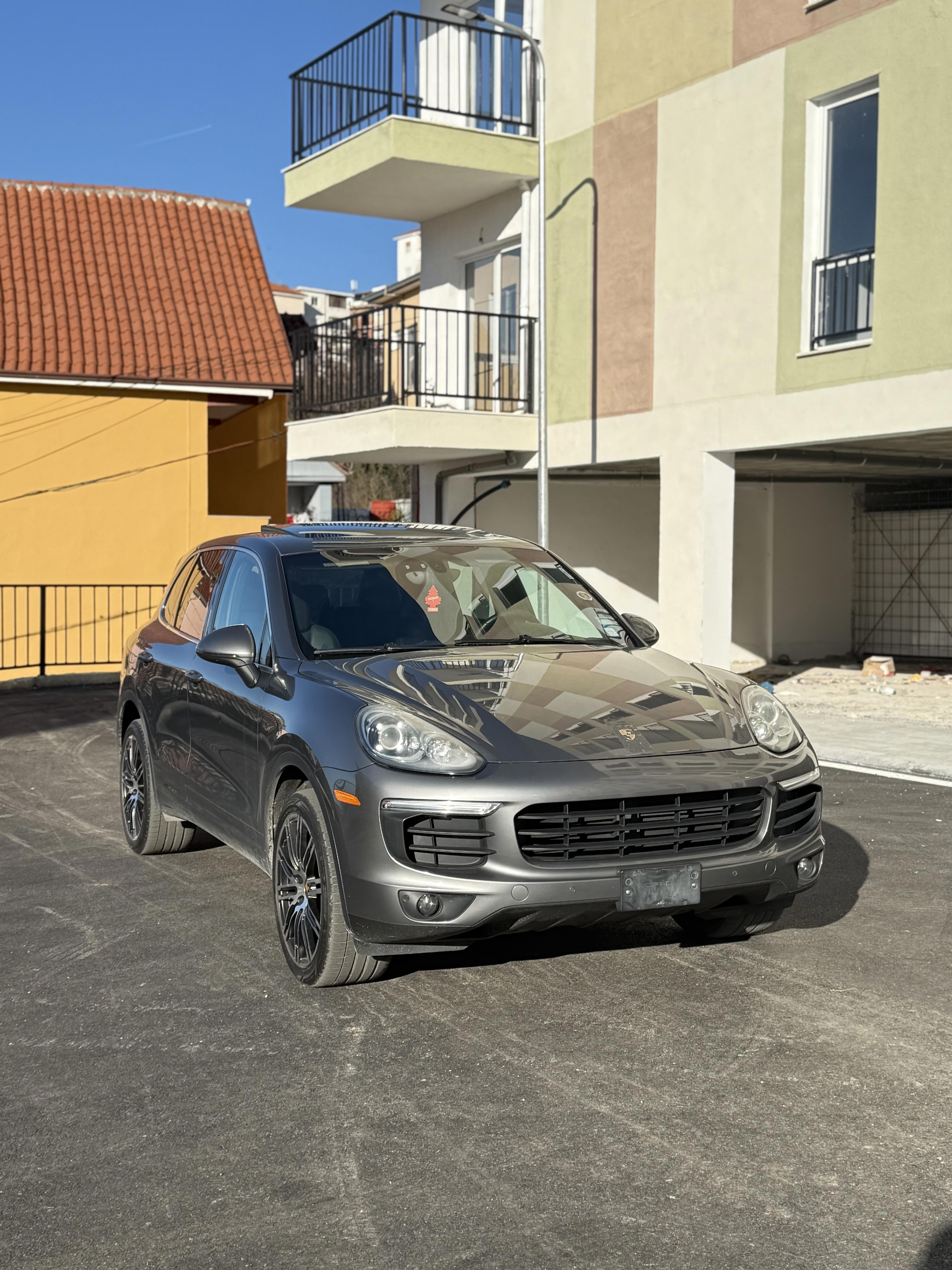 Porsche Cayenne - main photo