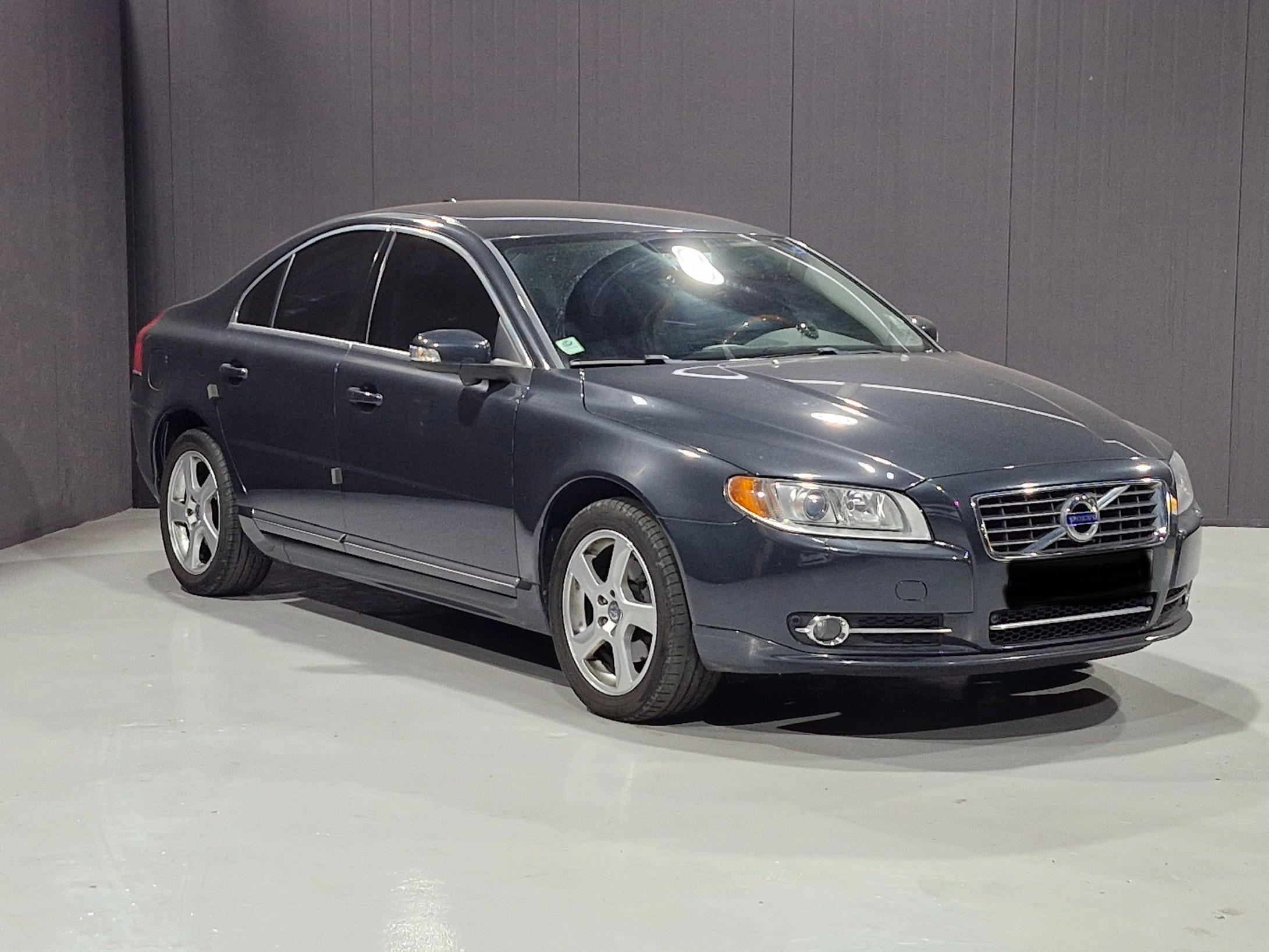 Volvo S80 - side view