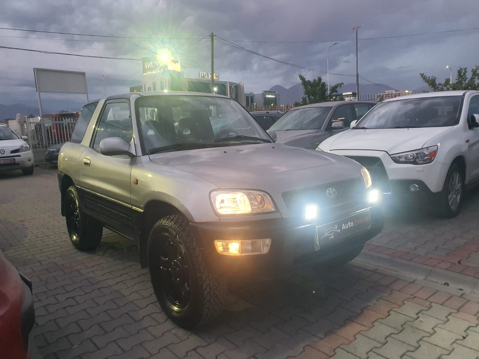Toyota RAV4 - side view