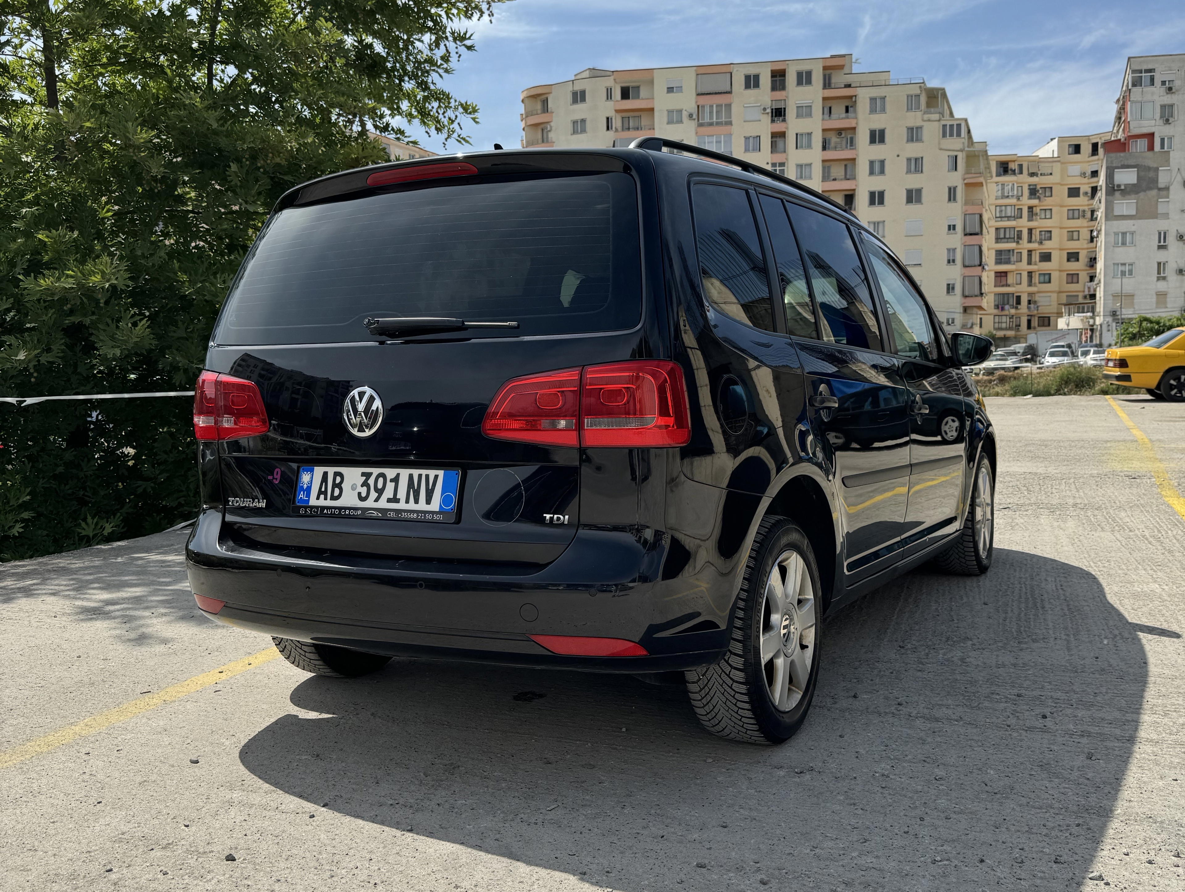 Volkswagen Touran - side view