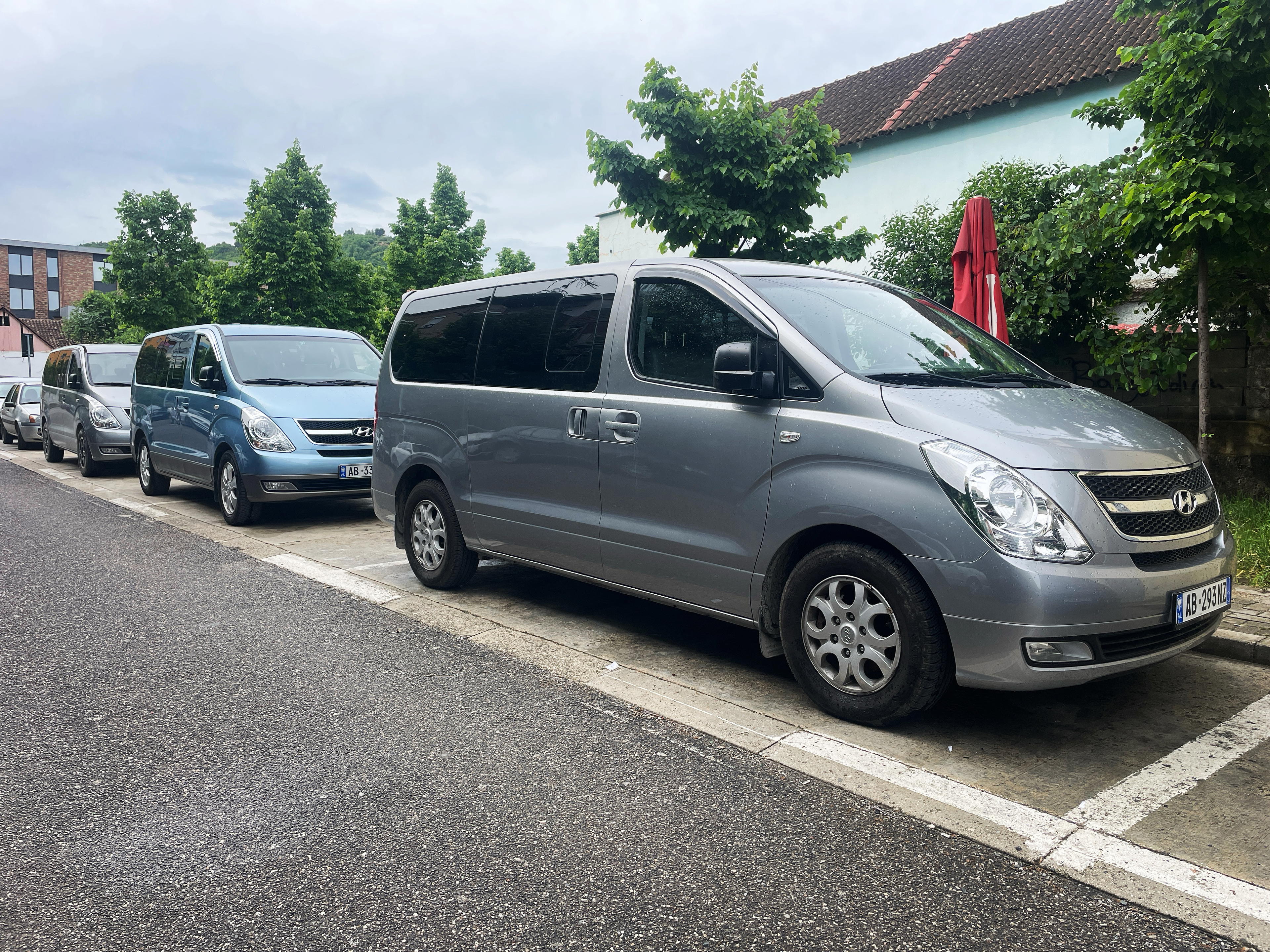 Hyundai Entourage - photo 3