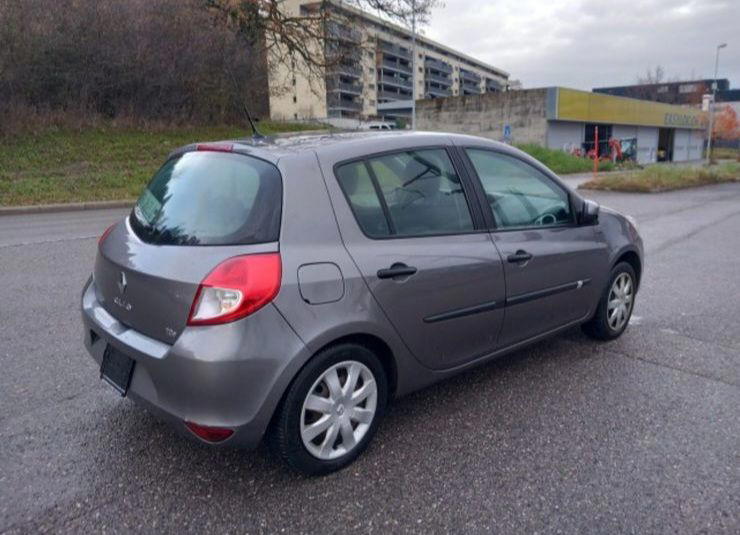 Renault Clio - side view