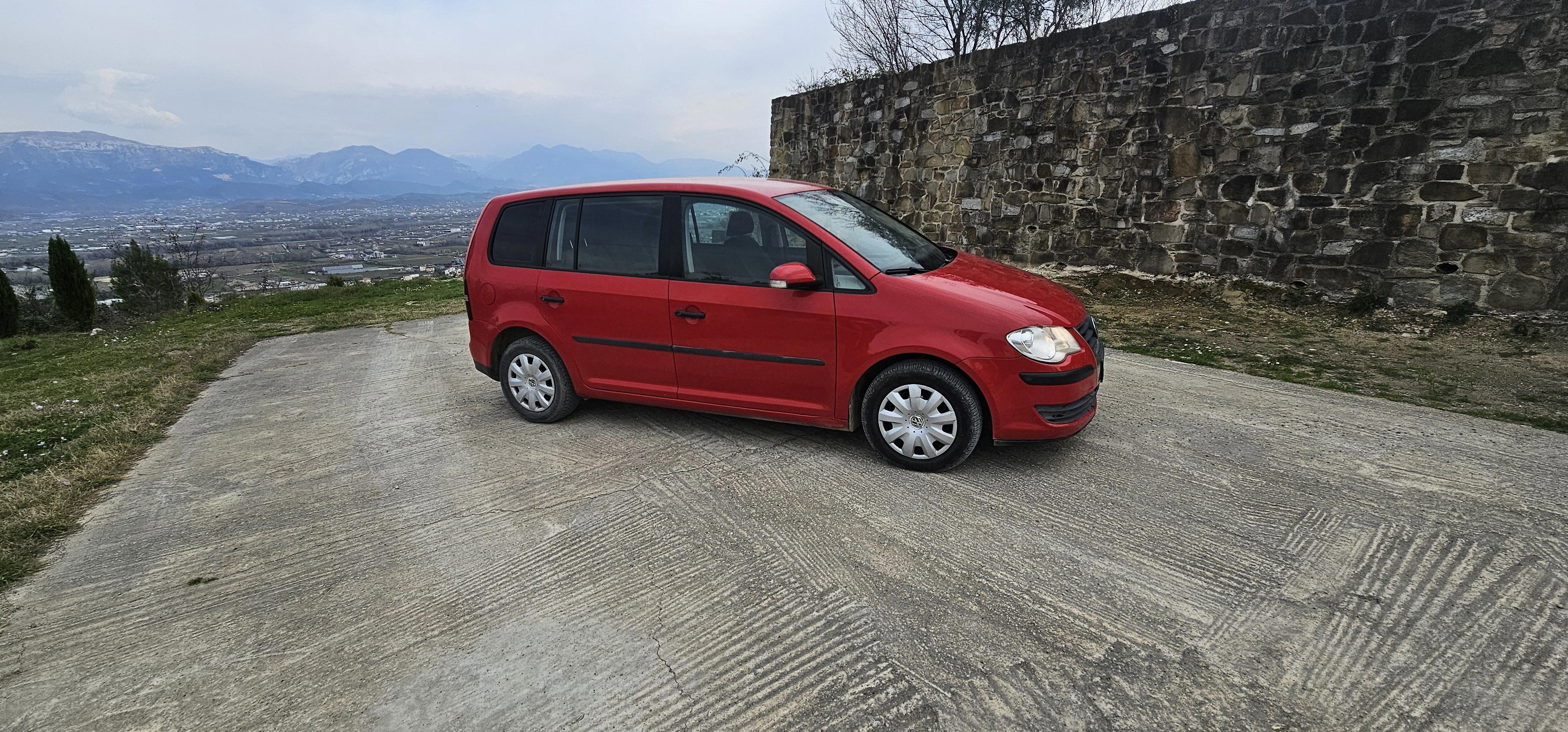 Volkswagen Touran - side view