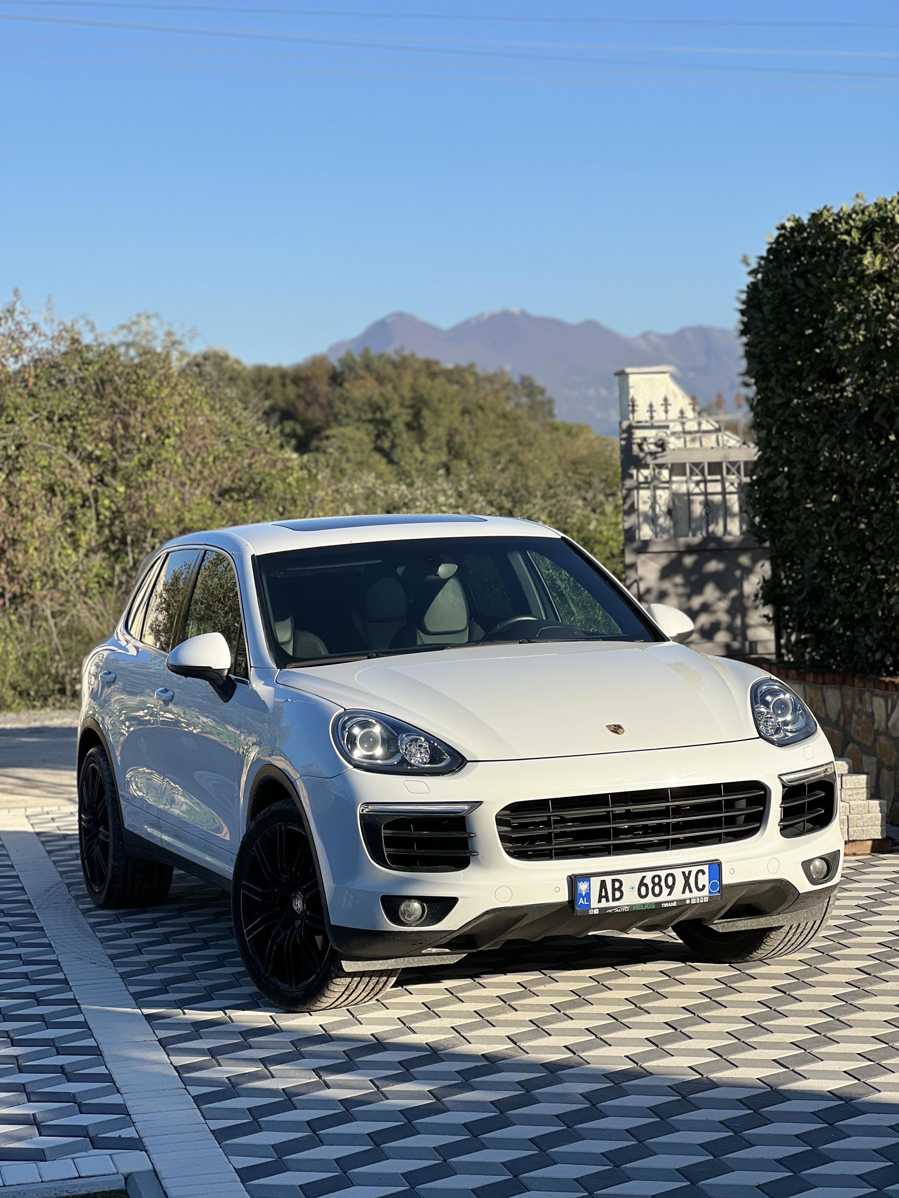 Porsche Cayenne - main photo