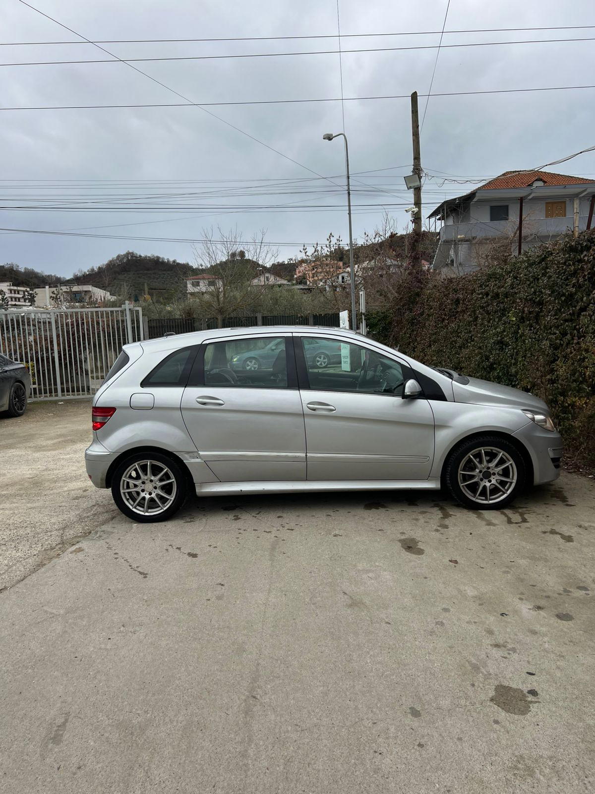 Mercedes-Benz B-Class - side view