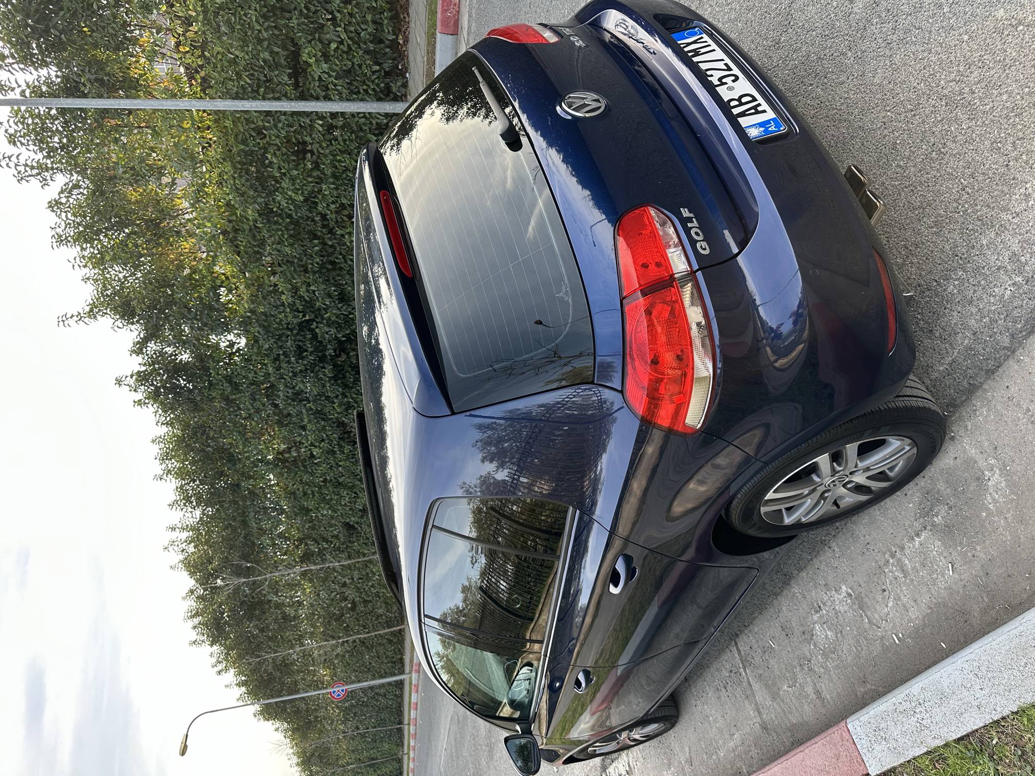 Volkswagen Golf - side view