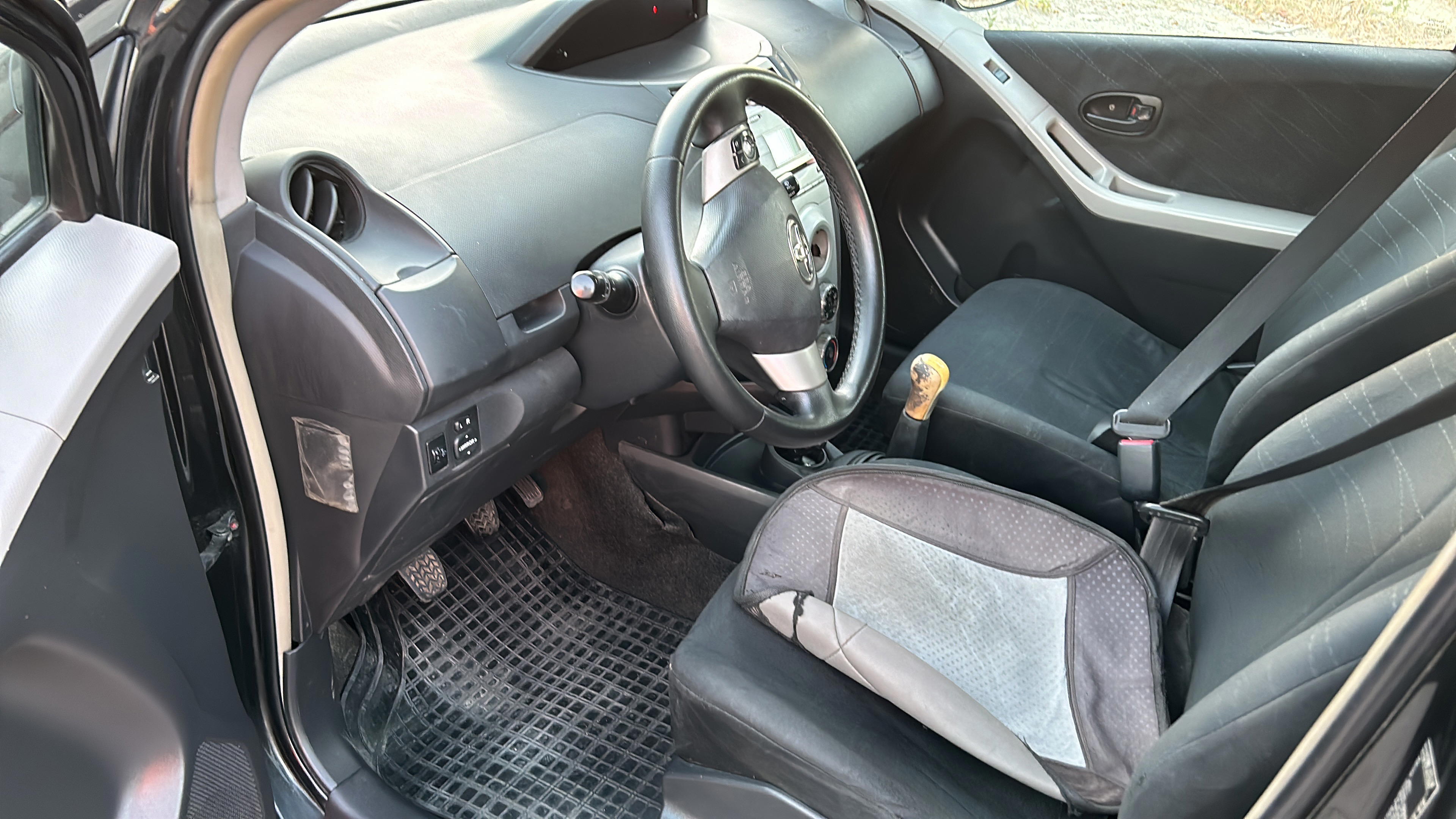 Toyota Yaris iA - side view