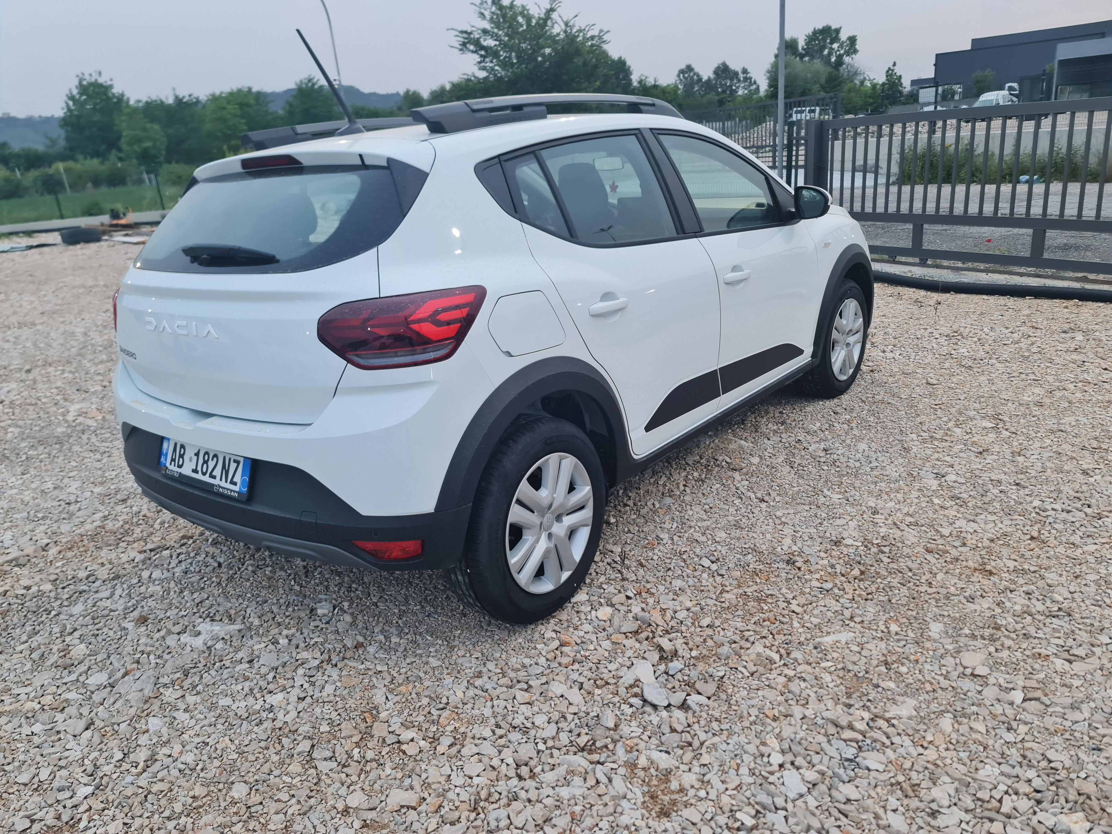 Dacia Sandero Stepway - side view