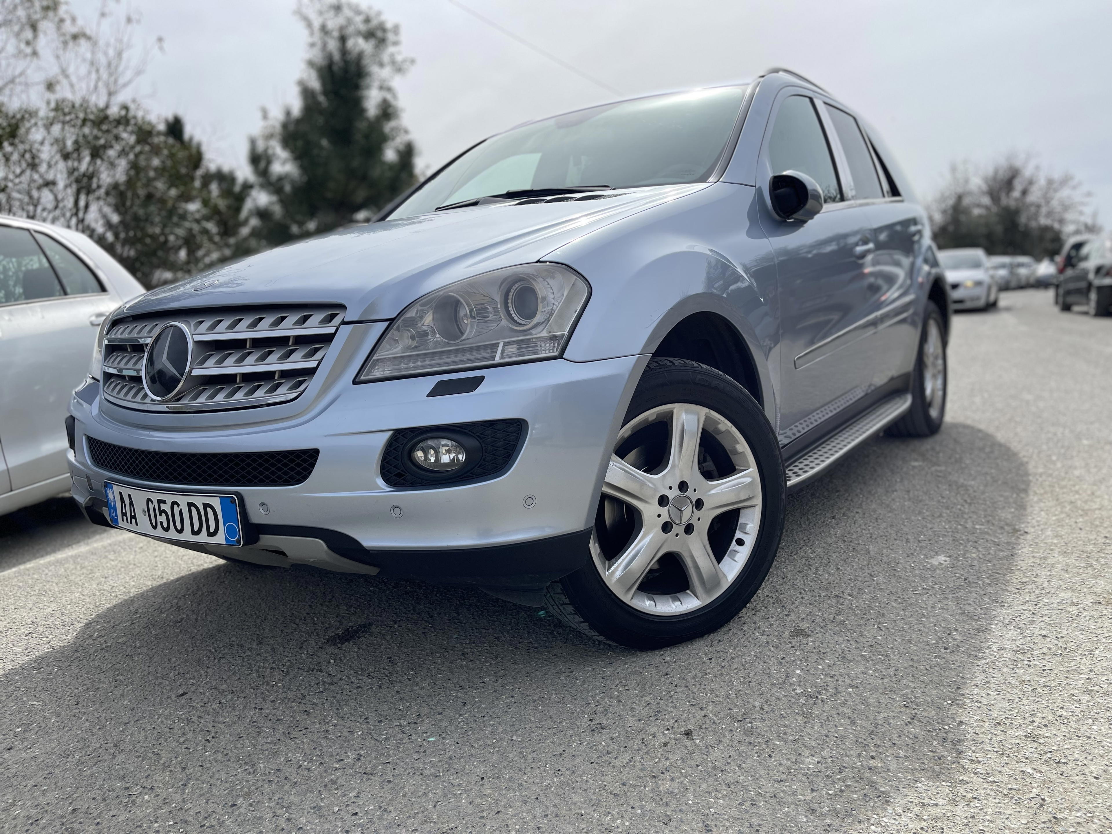 Mercedes-Benz M-Class - side view