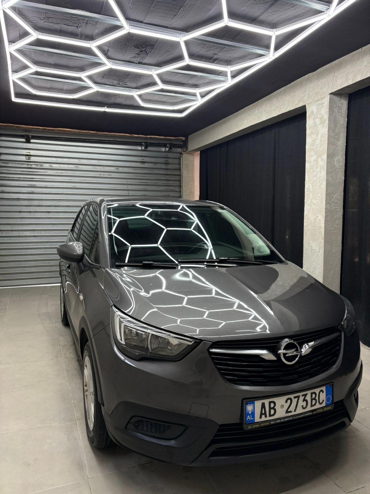 Opel Crossland - side view