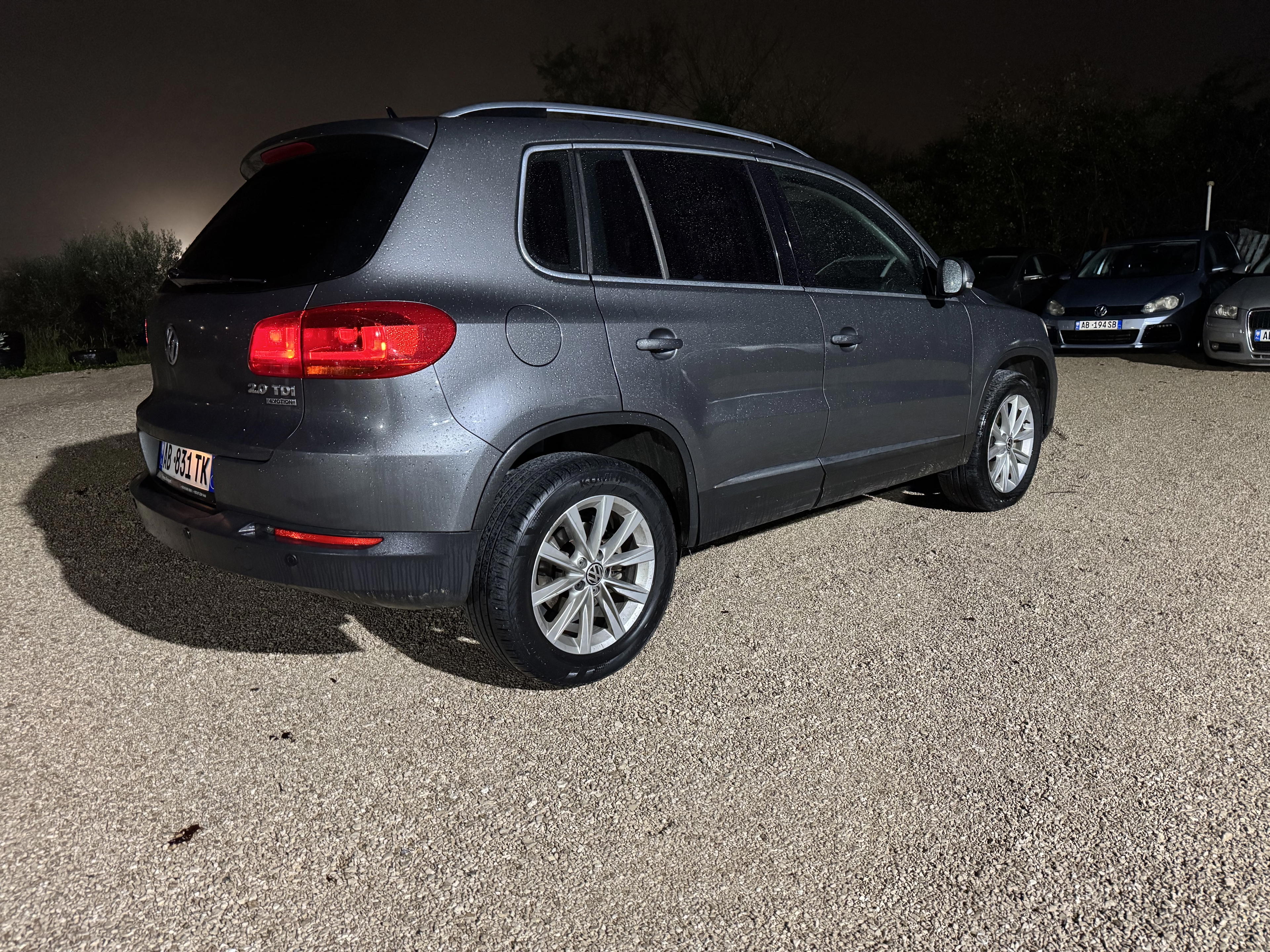 Volkswagen Tiguan - side view