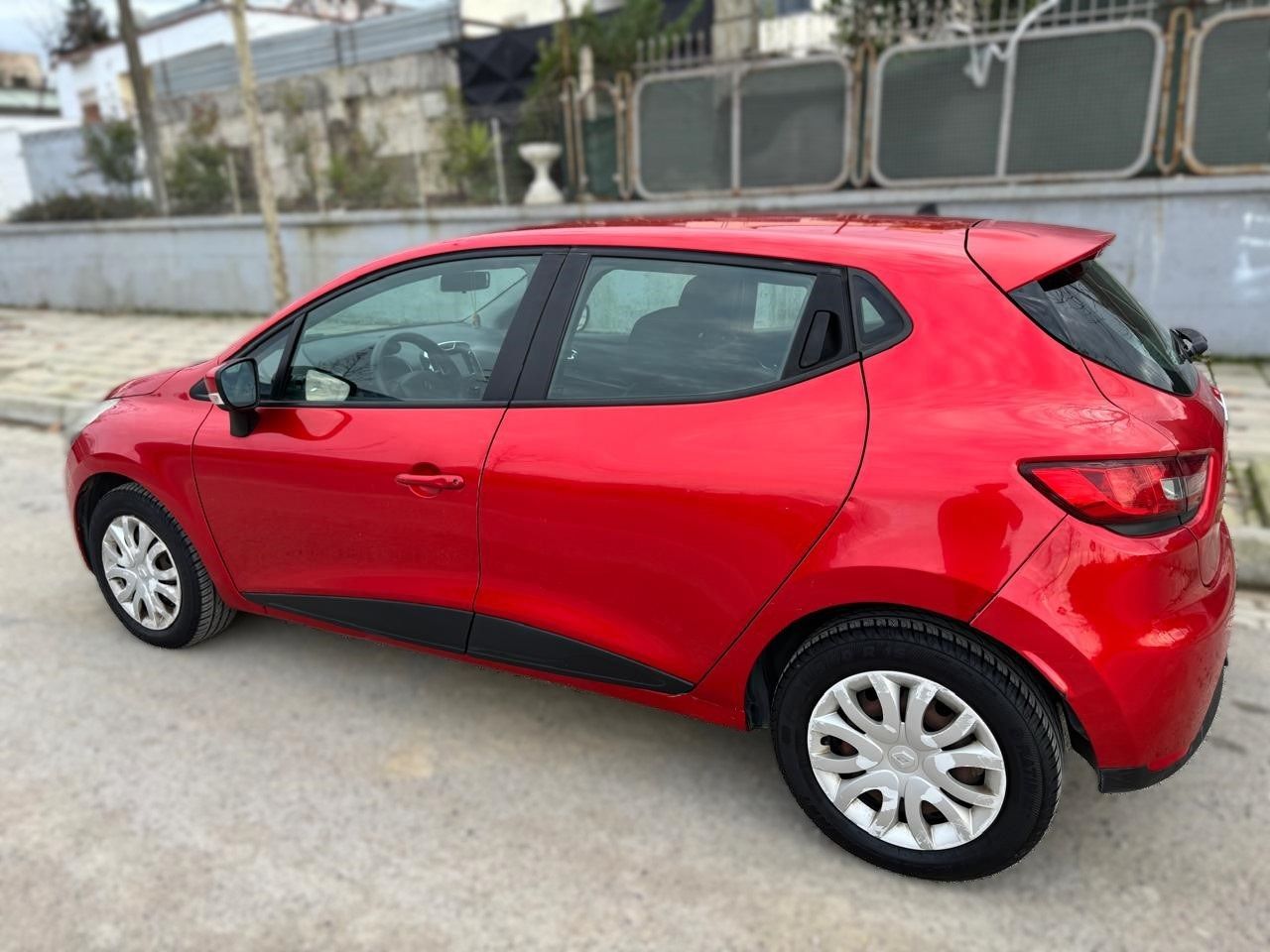 Renault Clio - side view