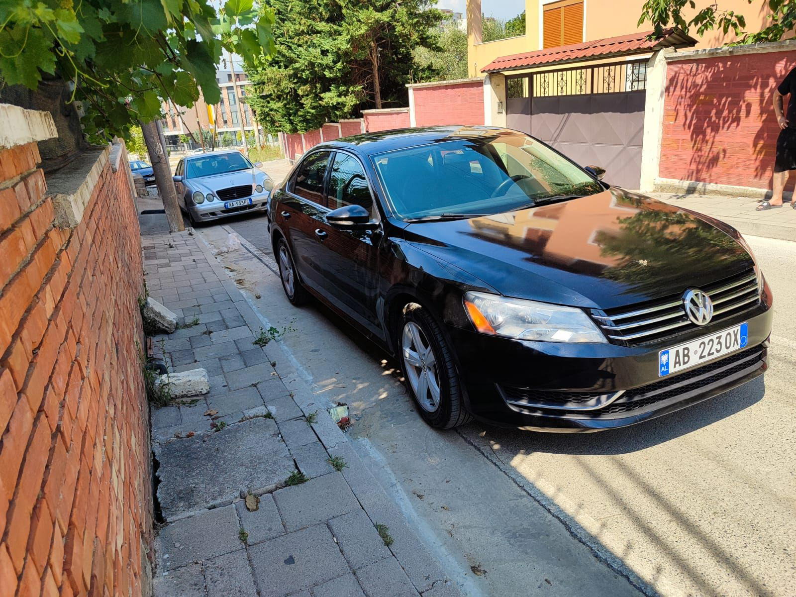 Volkswagen Passat - side view