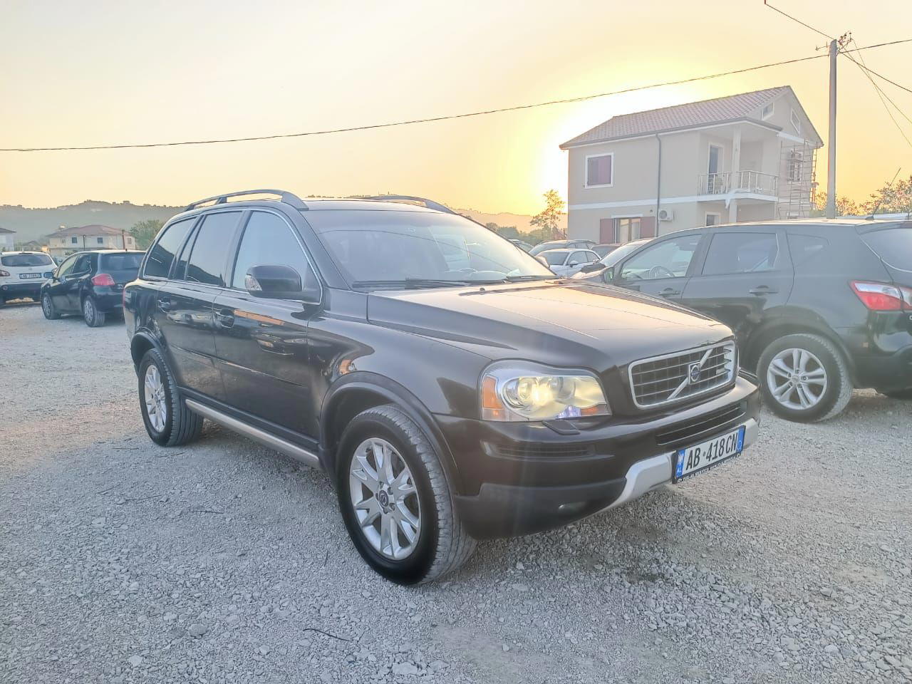 Volvo XC90 - side view