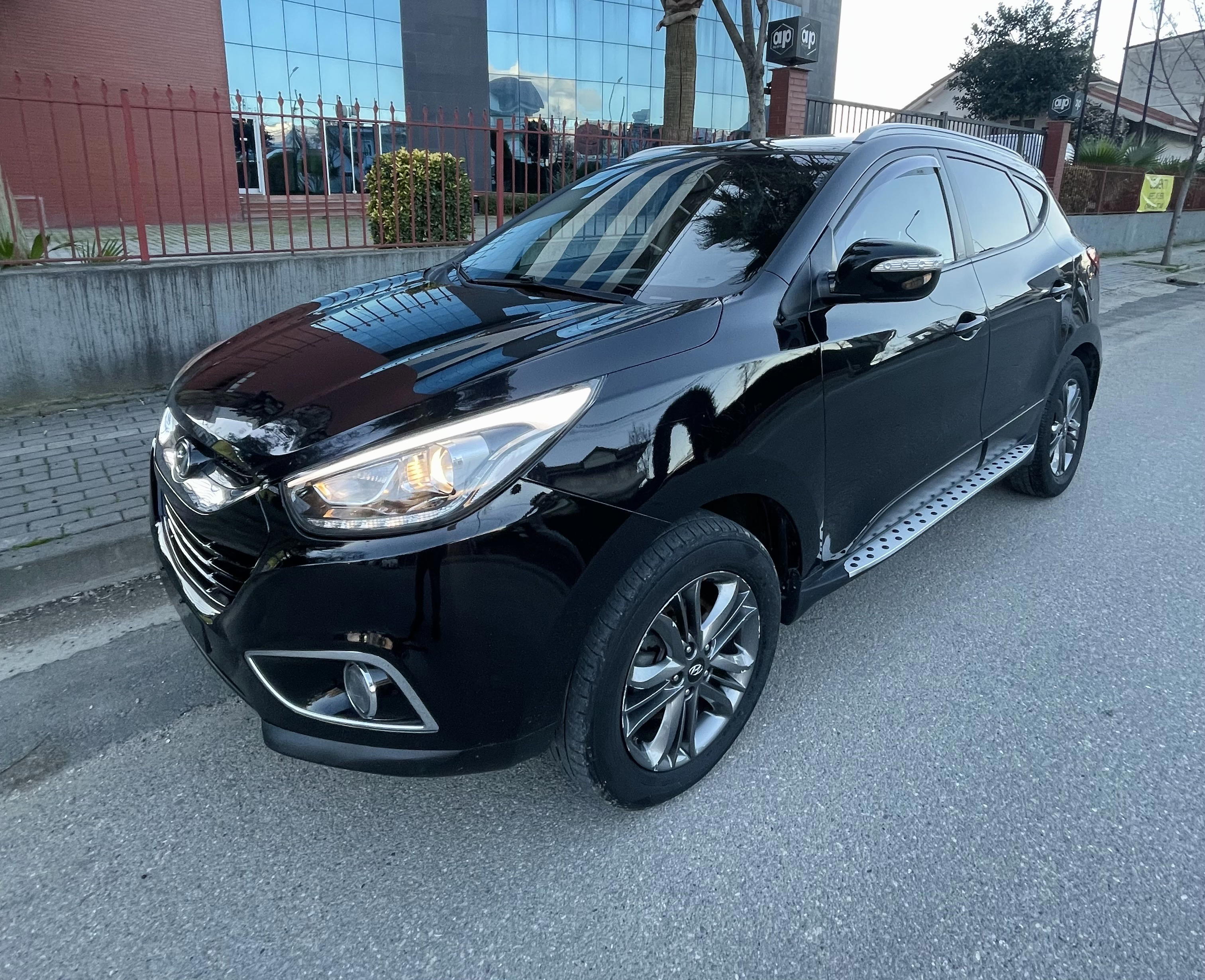 Hyundai Tucson - side view