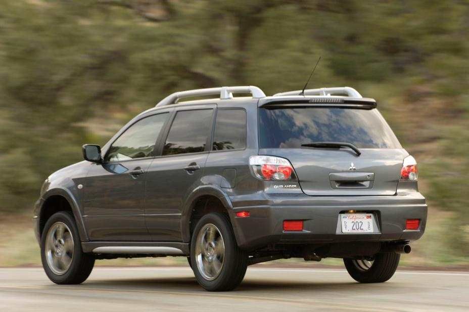 Mitsubishi Outlander - side view