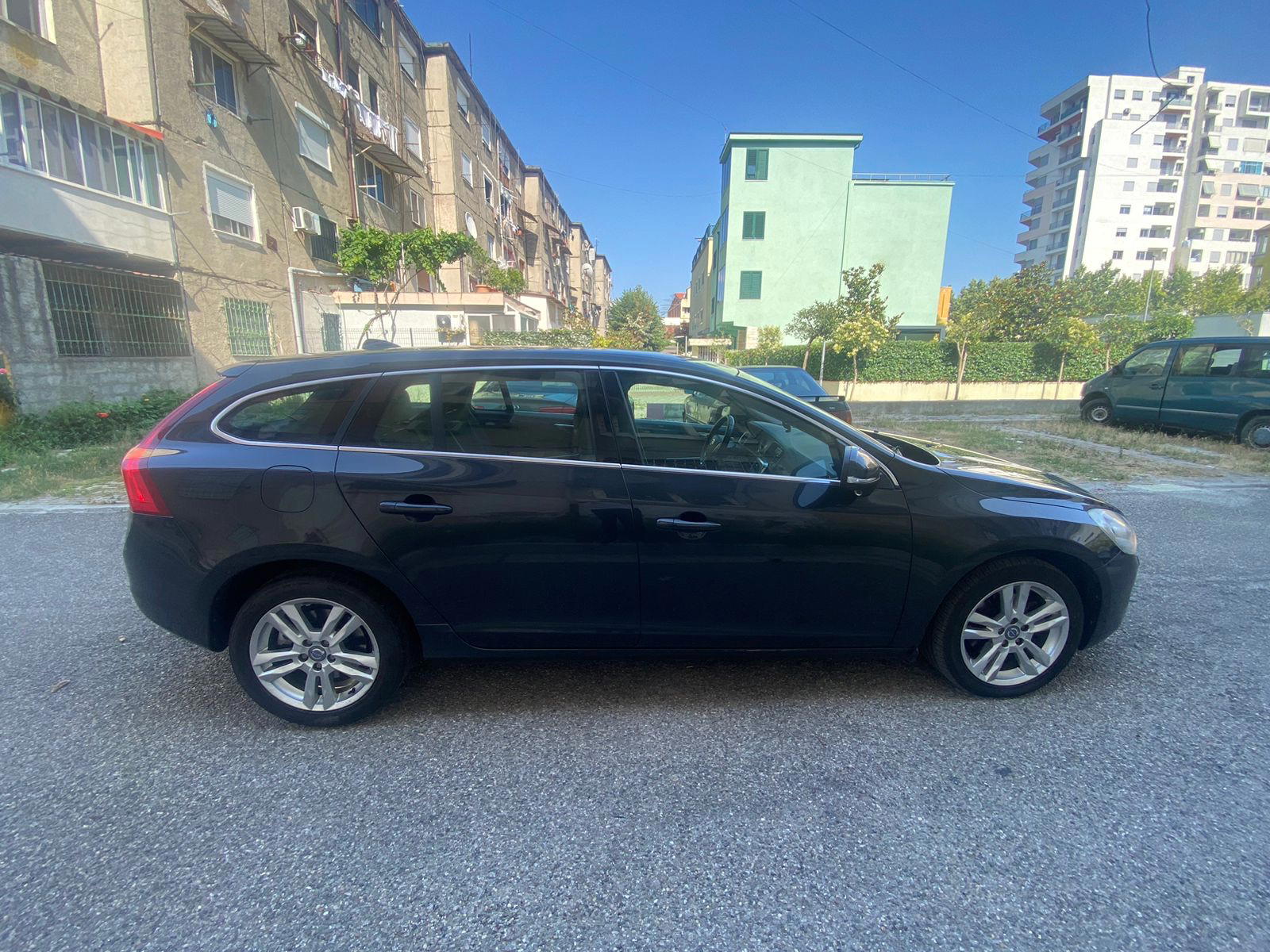 Volvo V60 - side view