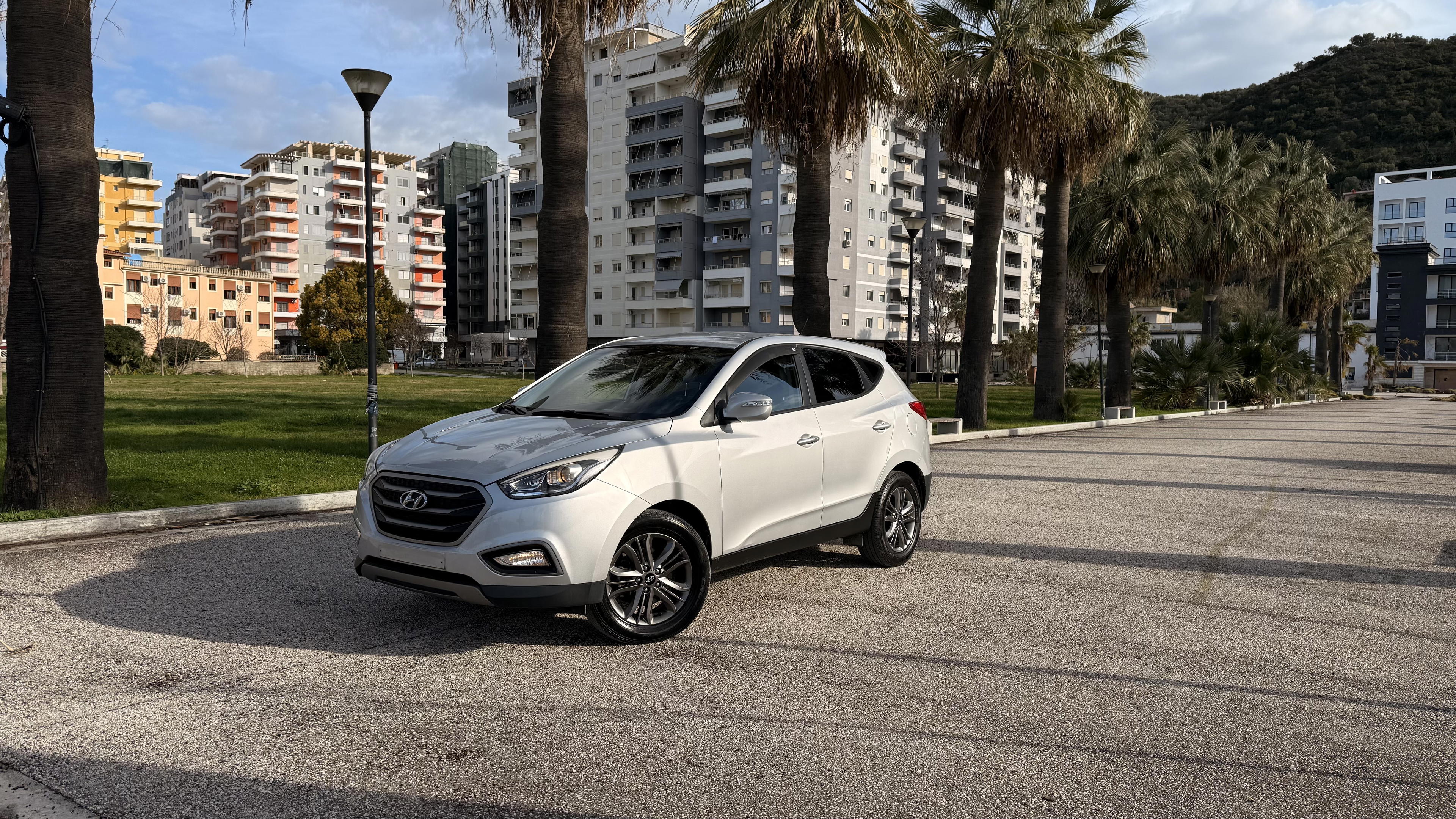 Hyundai Tucson - side view