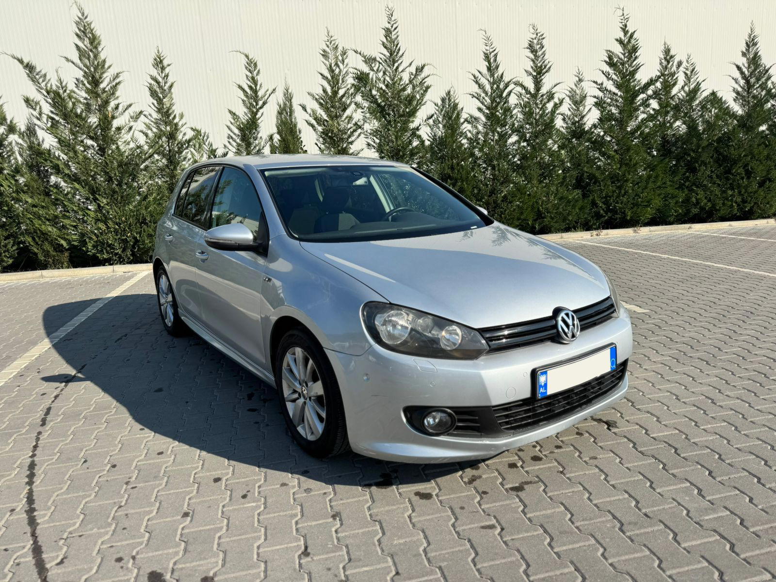 Volkswagen Golf - side view