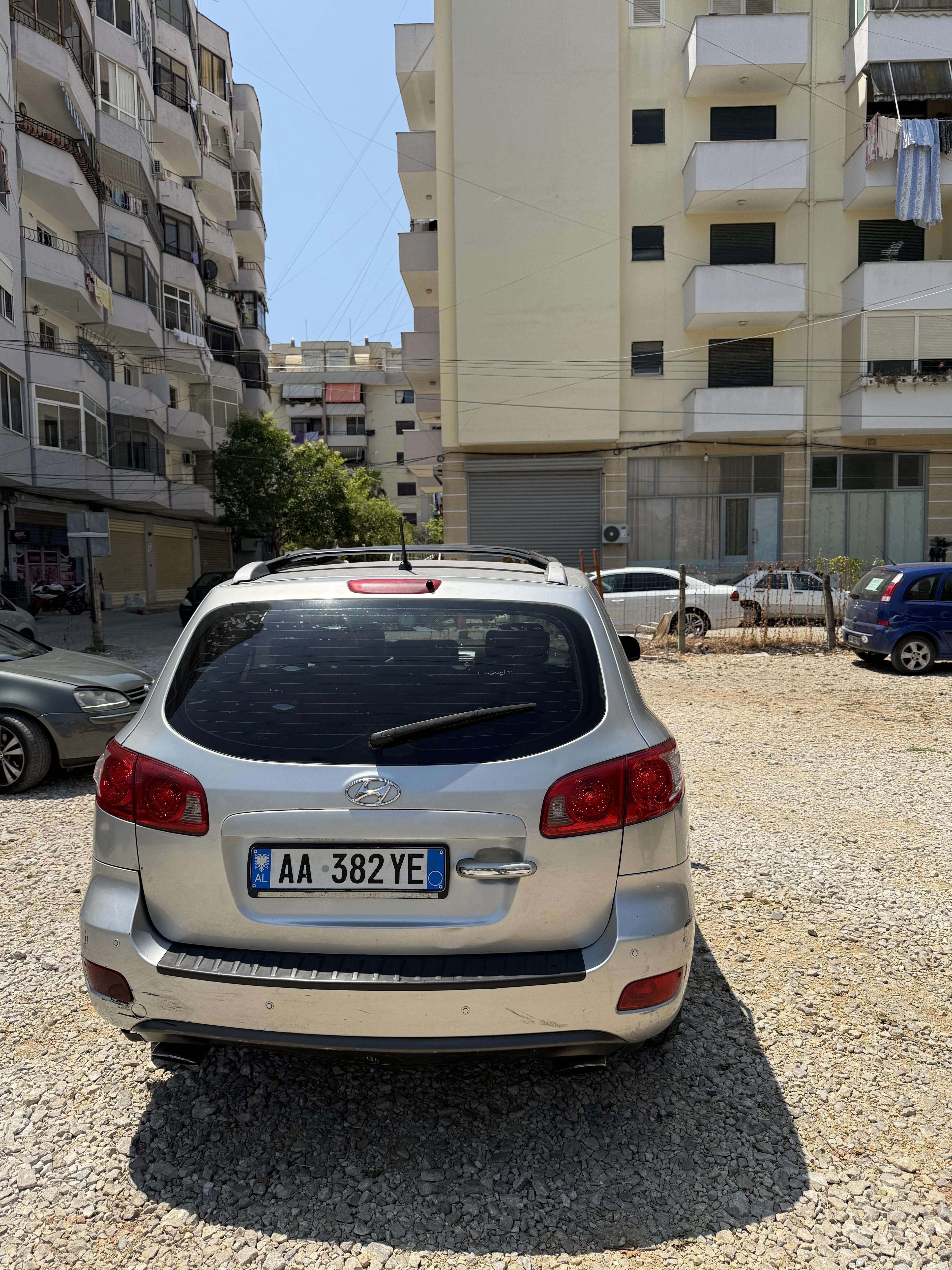 Hyundai Santa Fe - side view