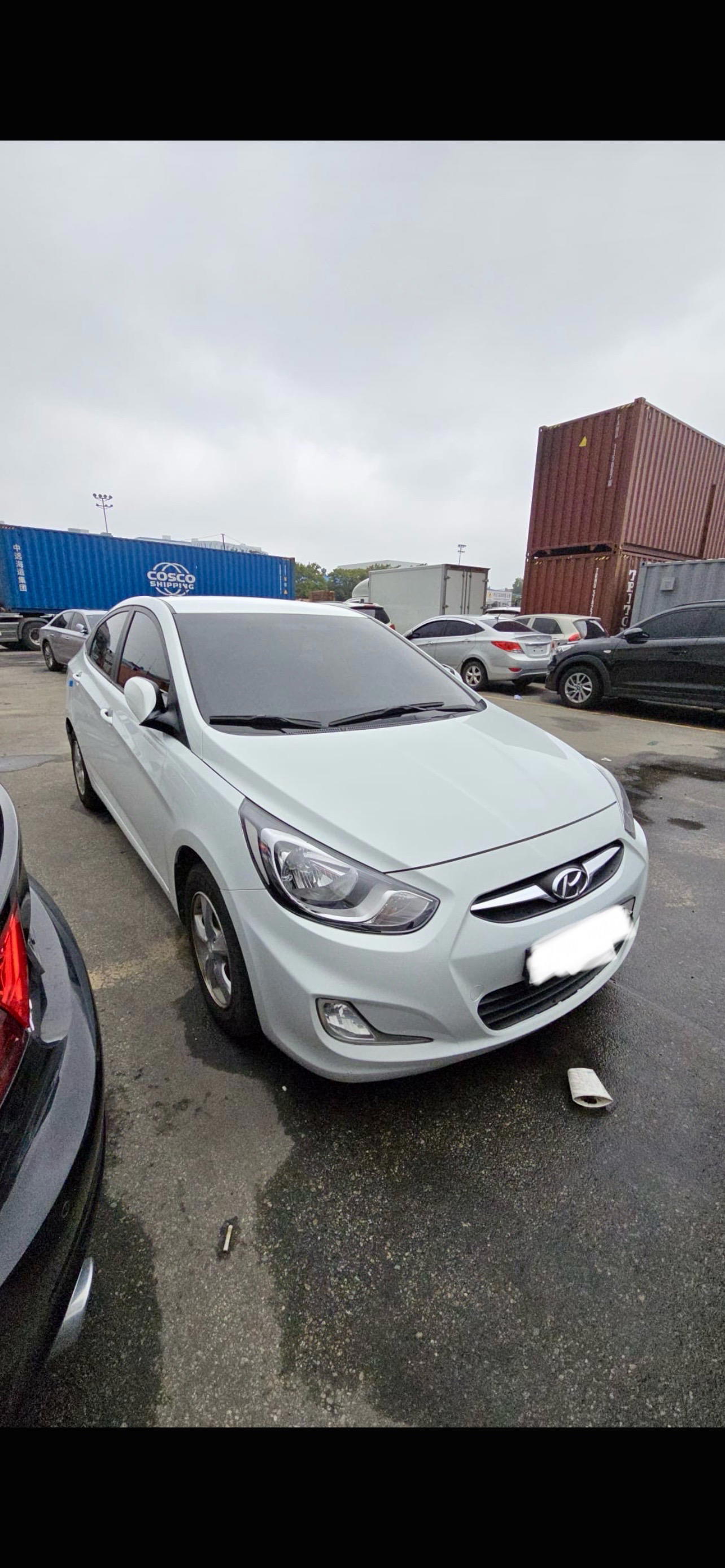 Hyundai Accent - side view