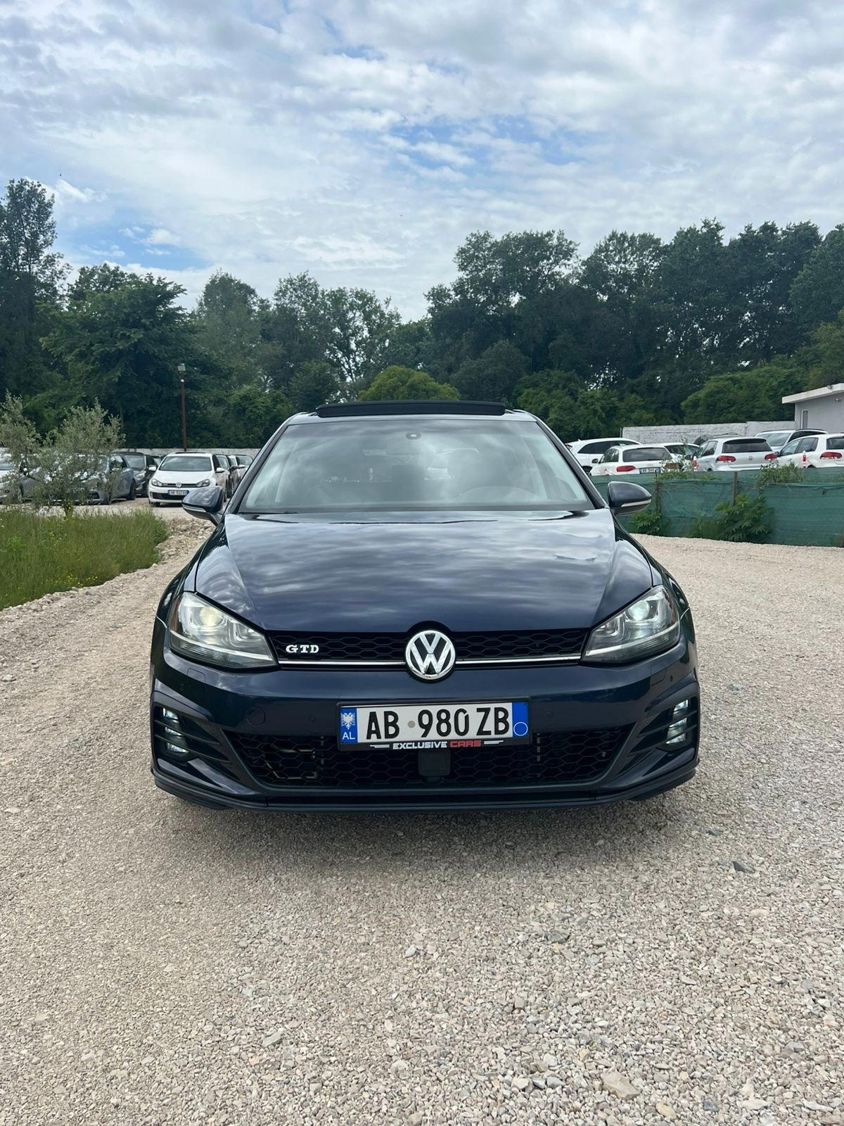 Volkswagen Golf - side view