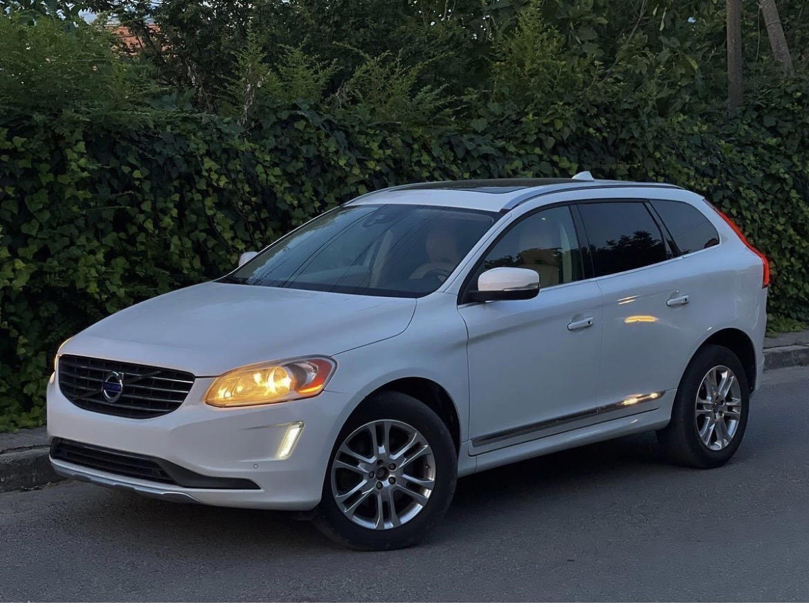 Volvo XC60 - side view