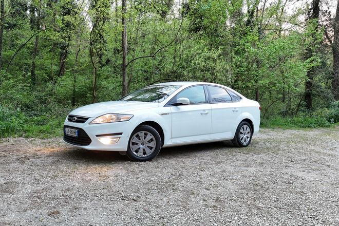 Ford Fusion - side view