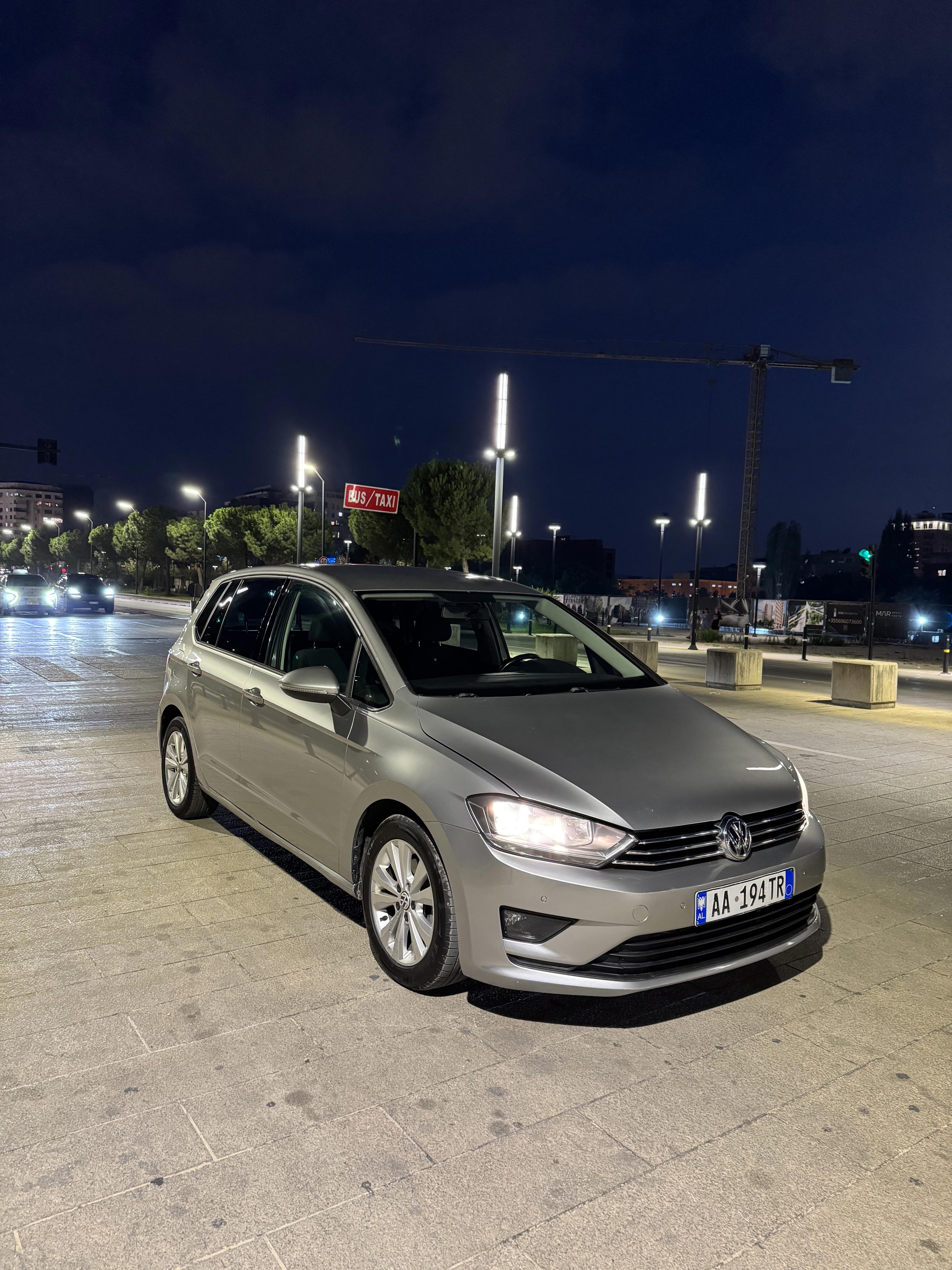 Volkswagen Golf - side view