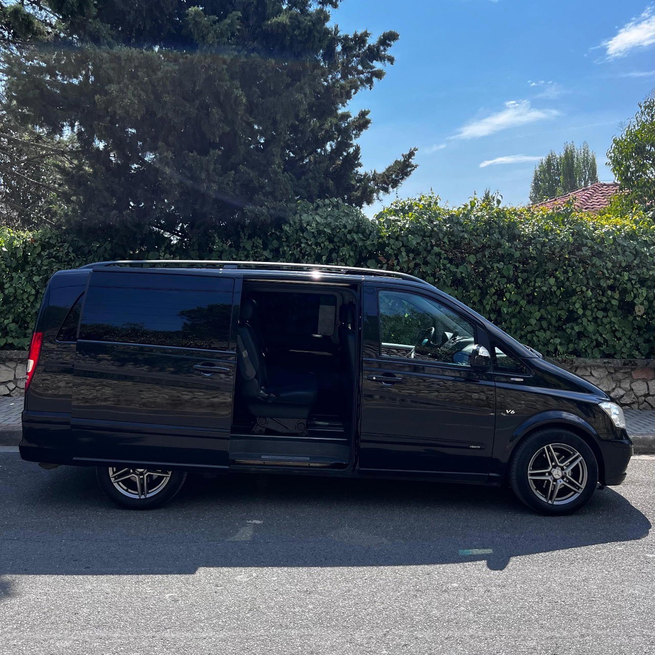 Mercedes-Benz Vito - side view