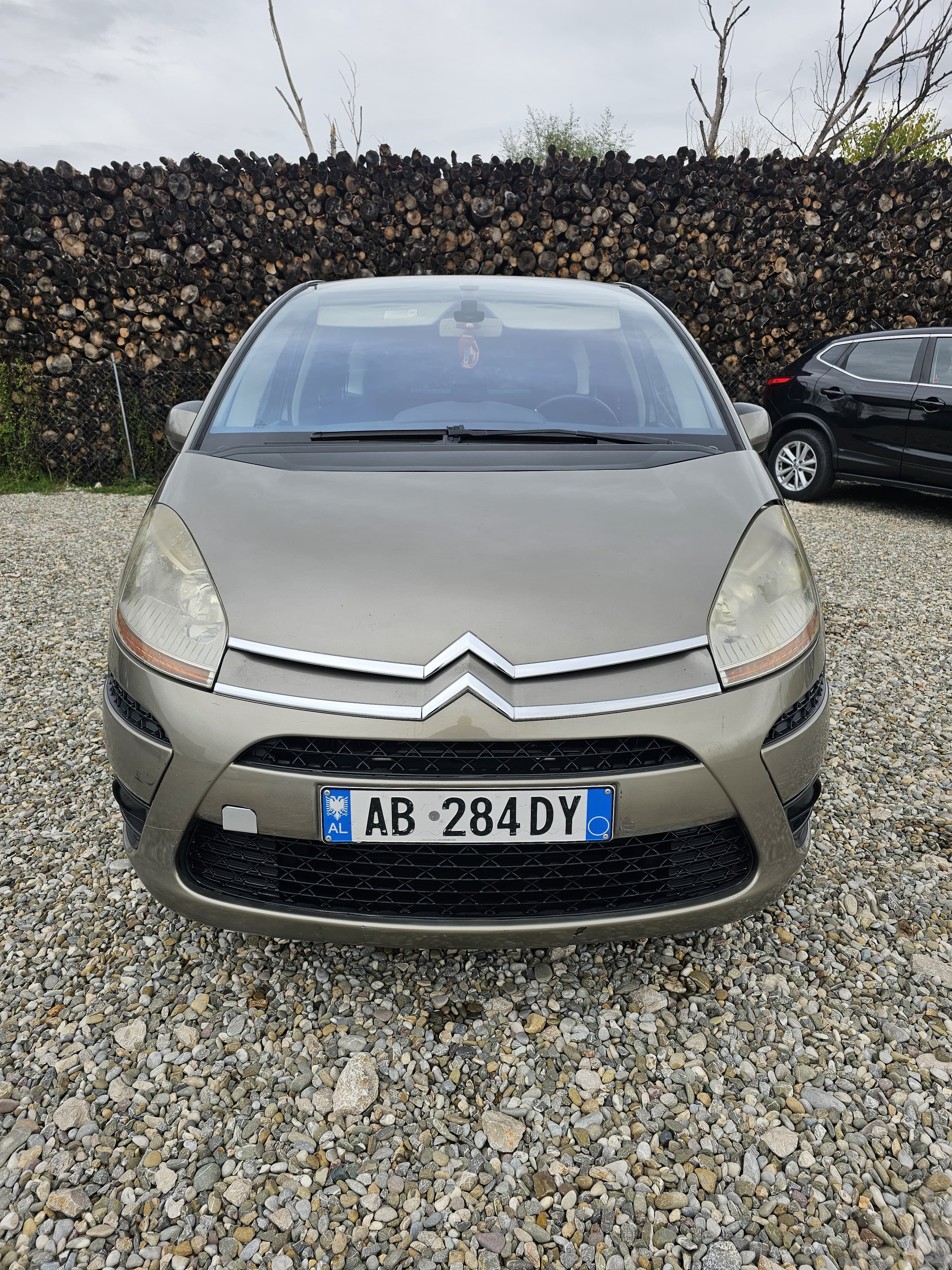 Citroen C4 - main photo