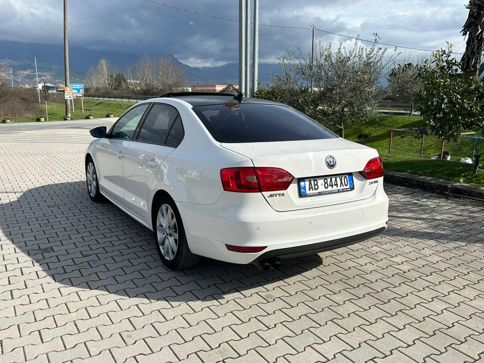 Volkswagen Jetta - side view