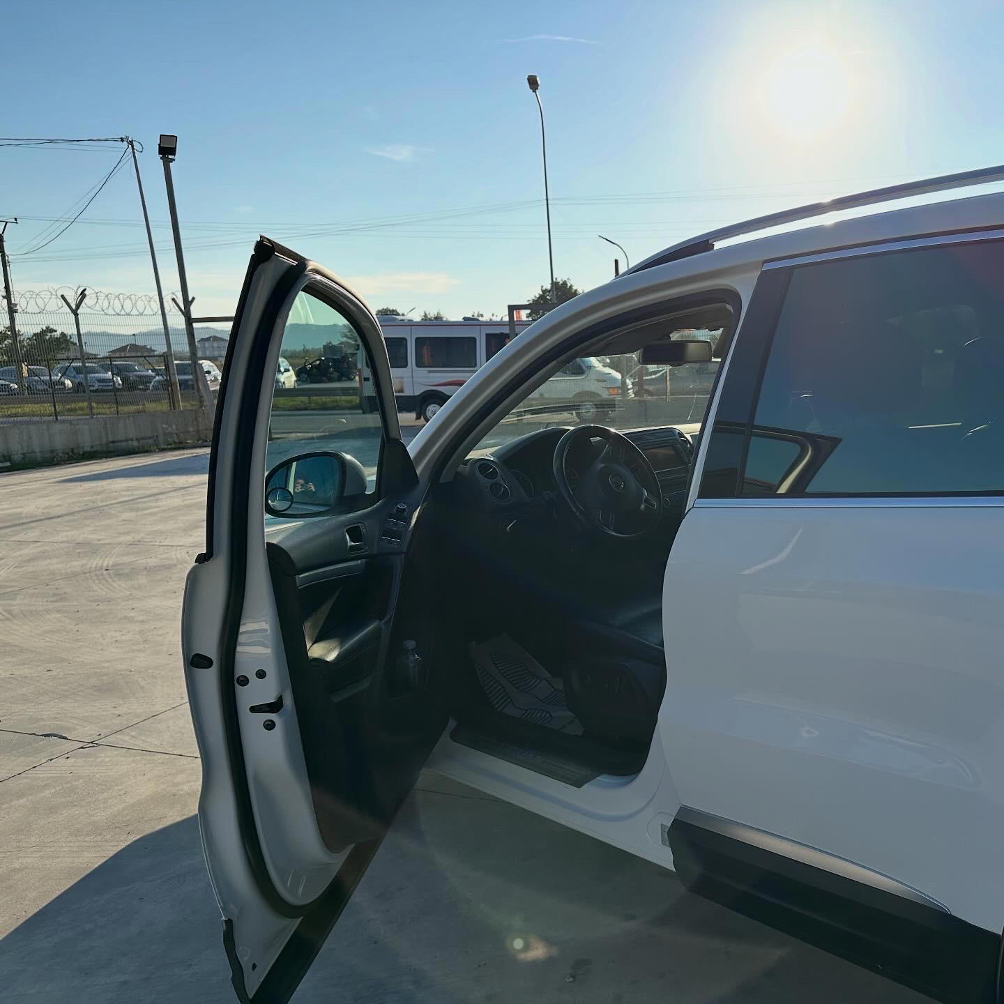 Volkswagen Tiguan - side view
