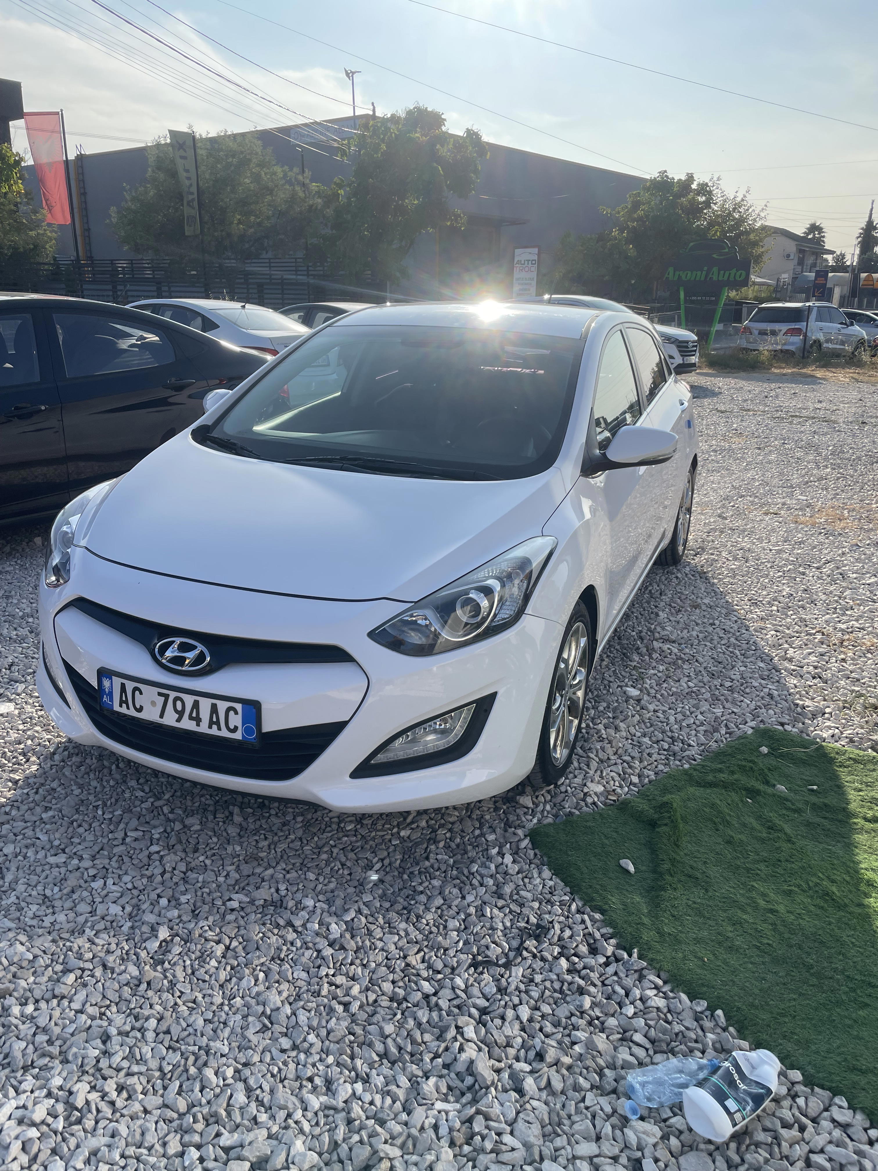 Hyundai I30 - side view